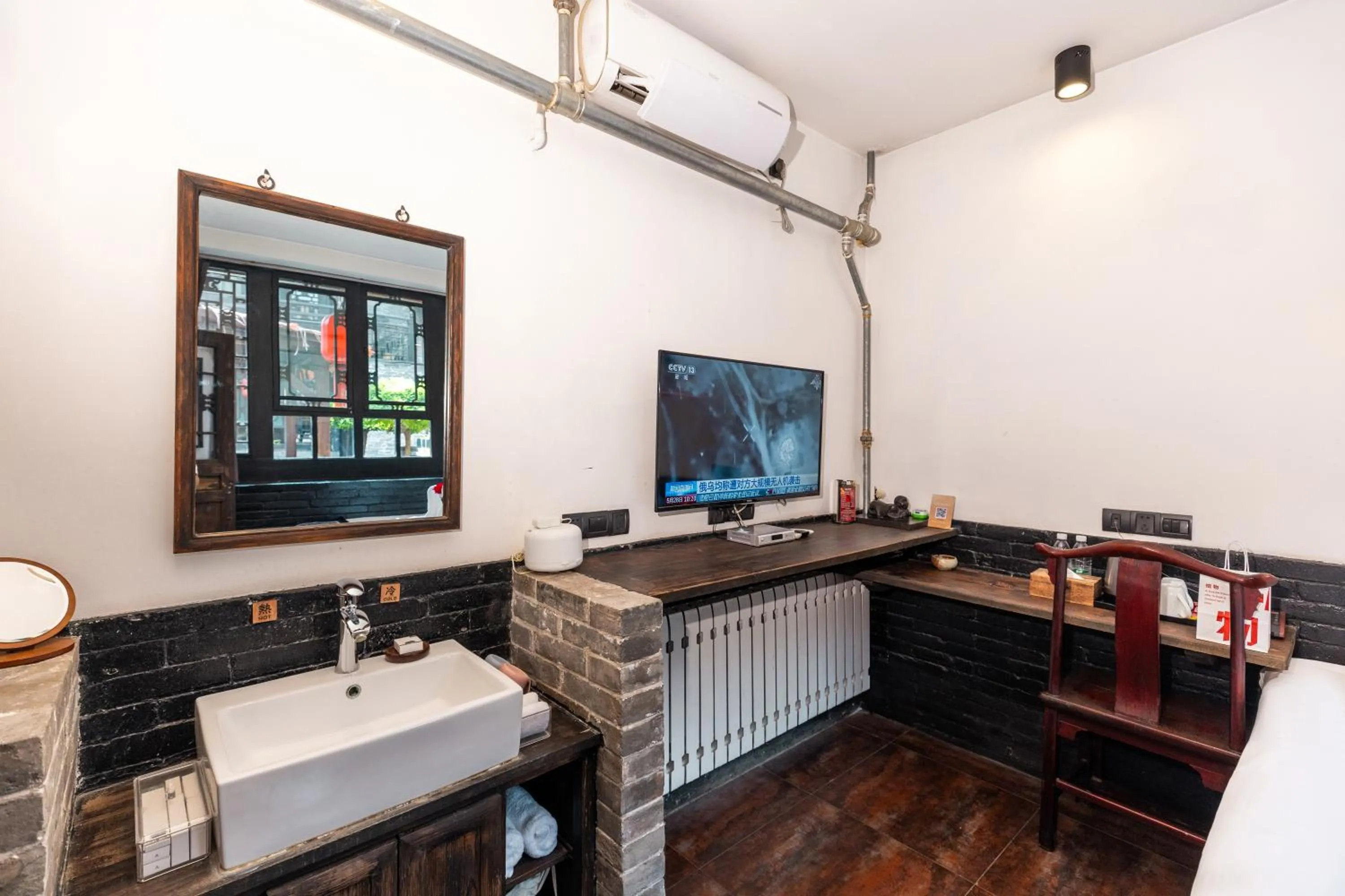 TV and multimedia in Elsewhere Hotel The former residence of the draft bank