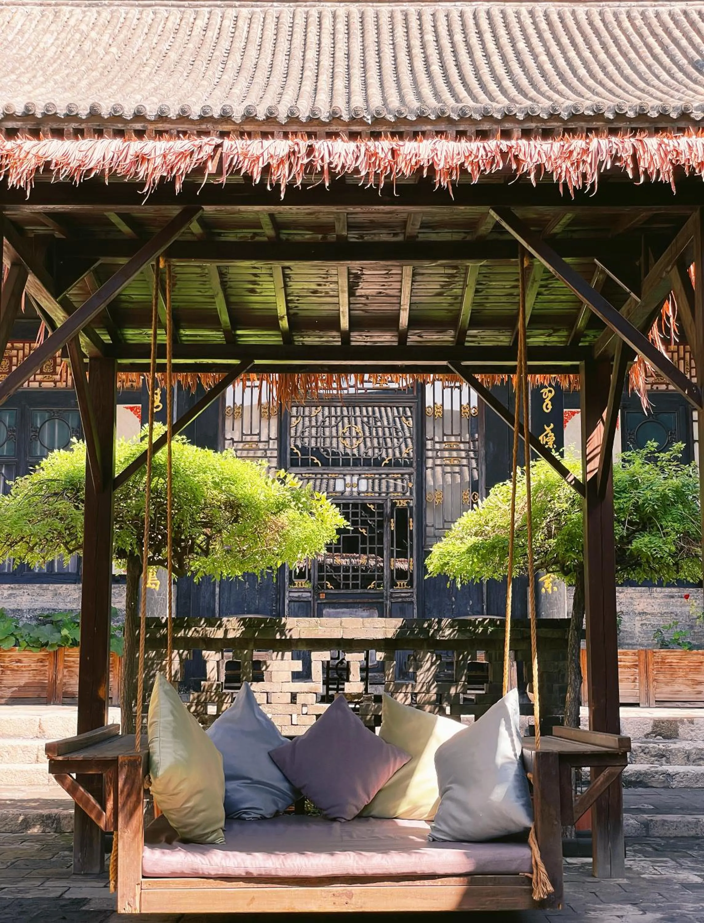 Property building in Elsewhere Hotel The former residence of the draft bank