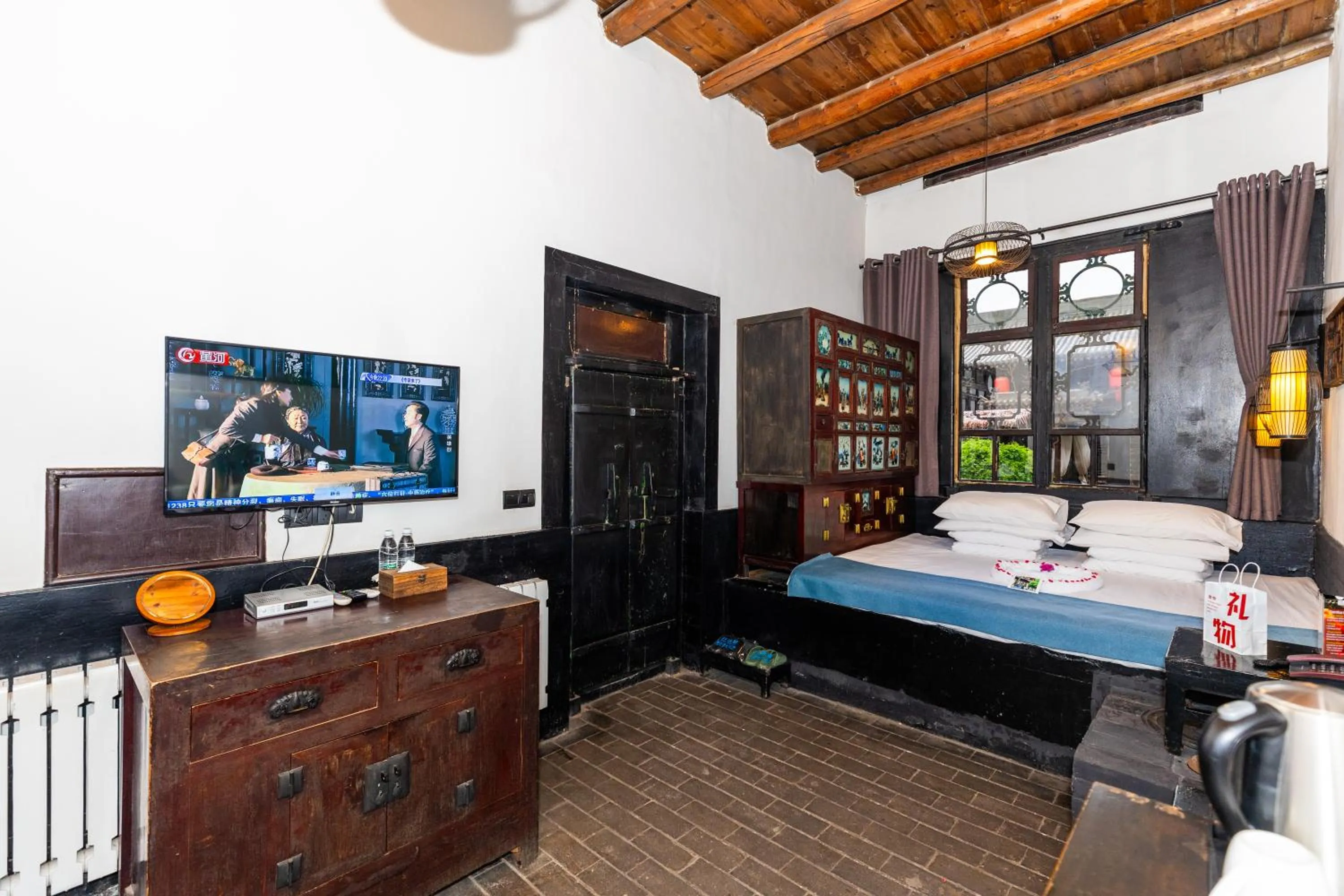 Bedroom in Elsewhere Hotel The former residence of the draft bank