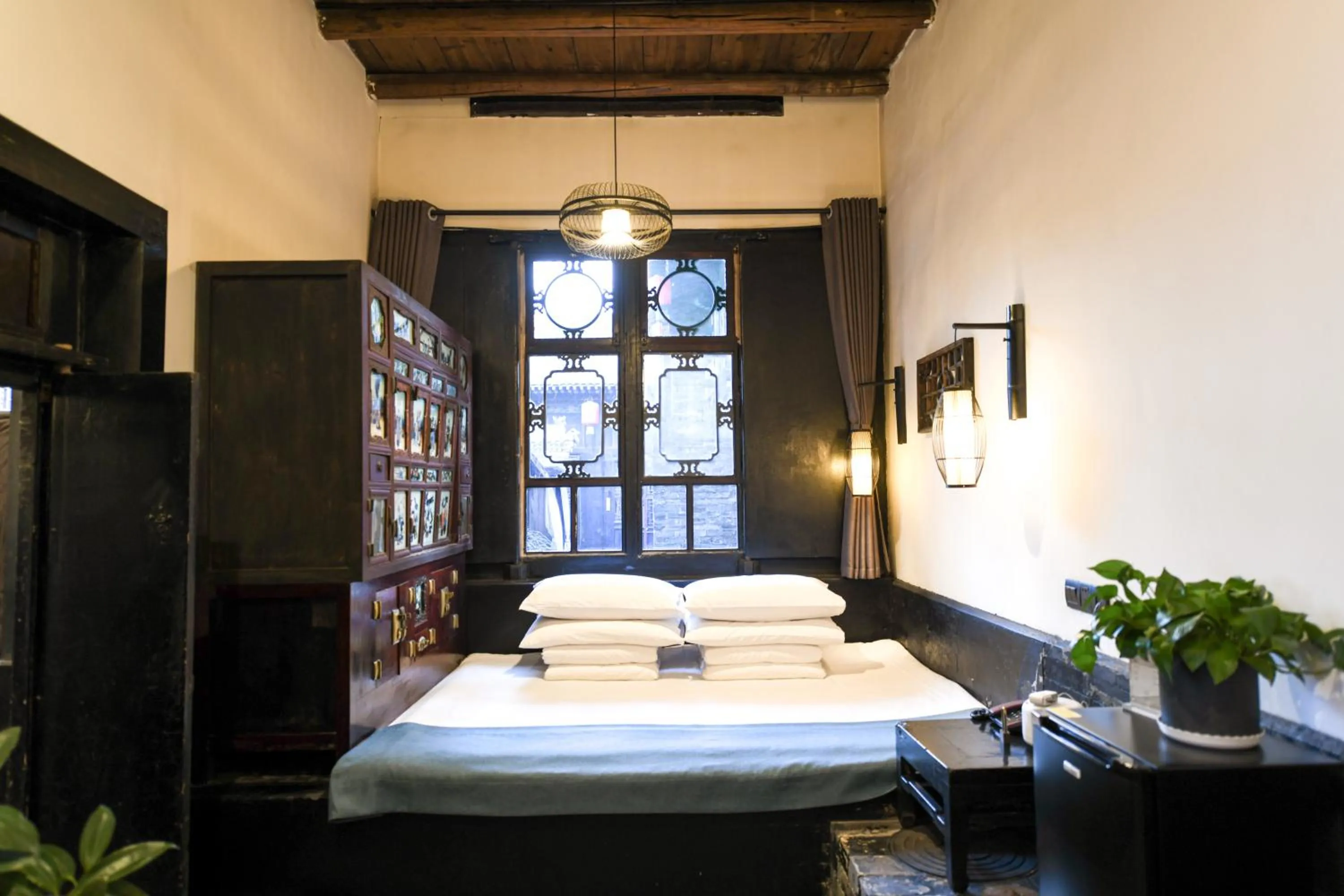 Bed in Elsewhere Hotel The former residence of the draft bank