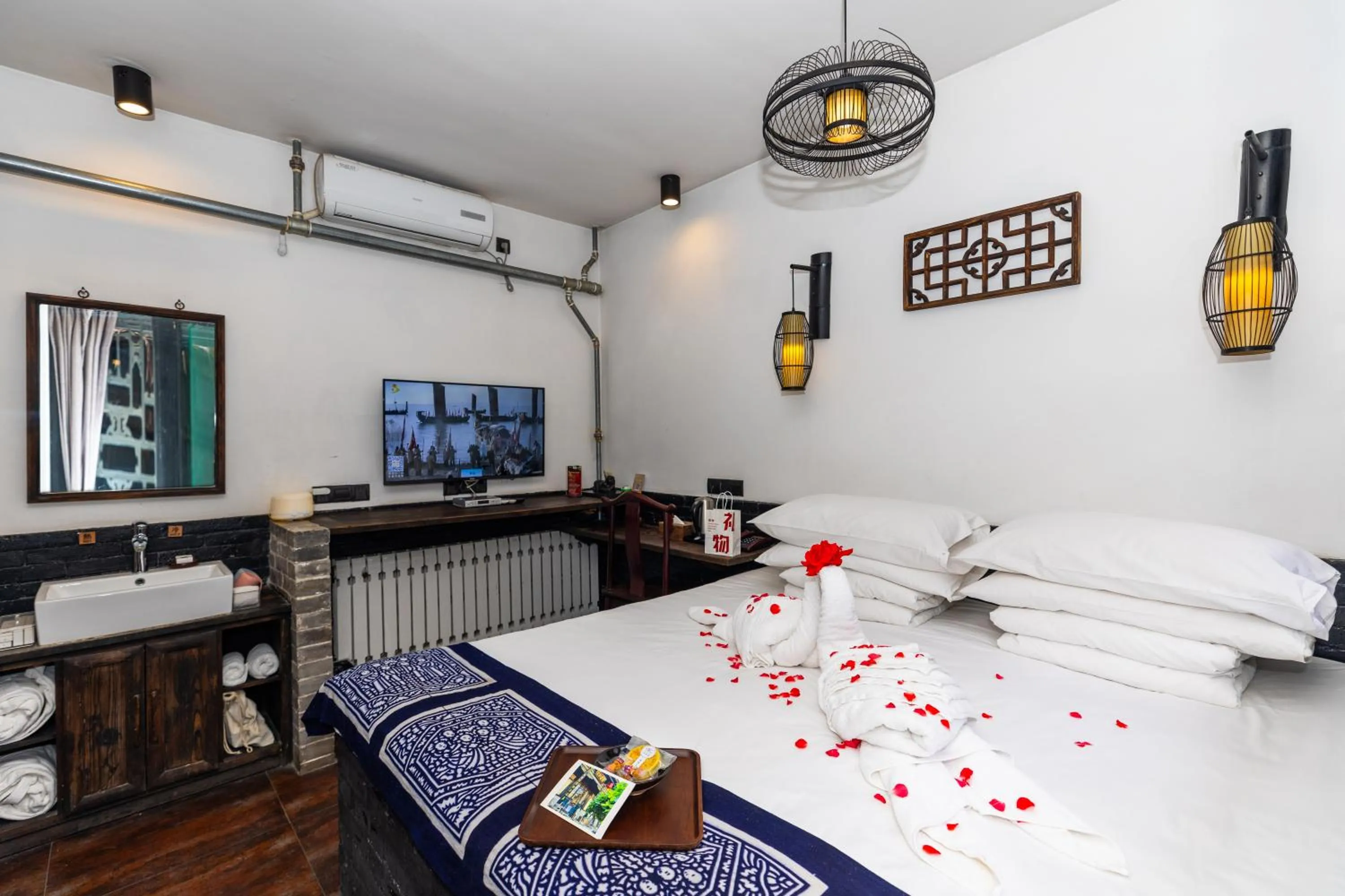 Bed in Elsewhere Hotel The former residence of the draft bank