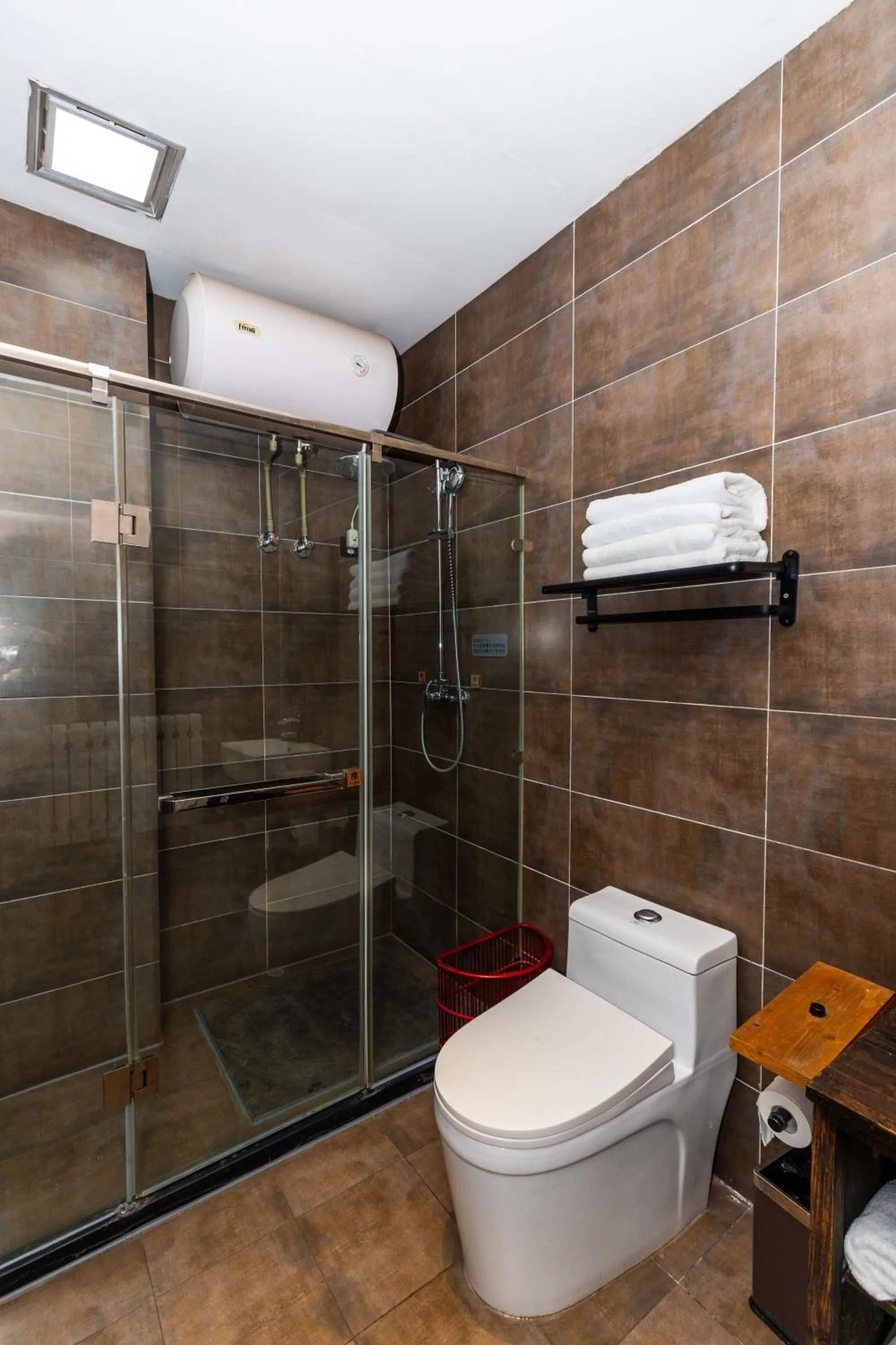 Shower in Elsewhere Hotel The former residence of the draft bank