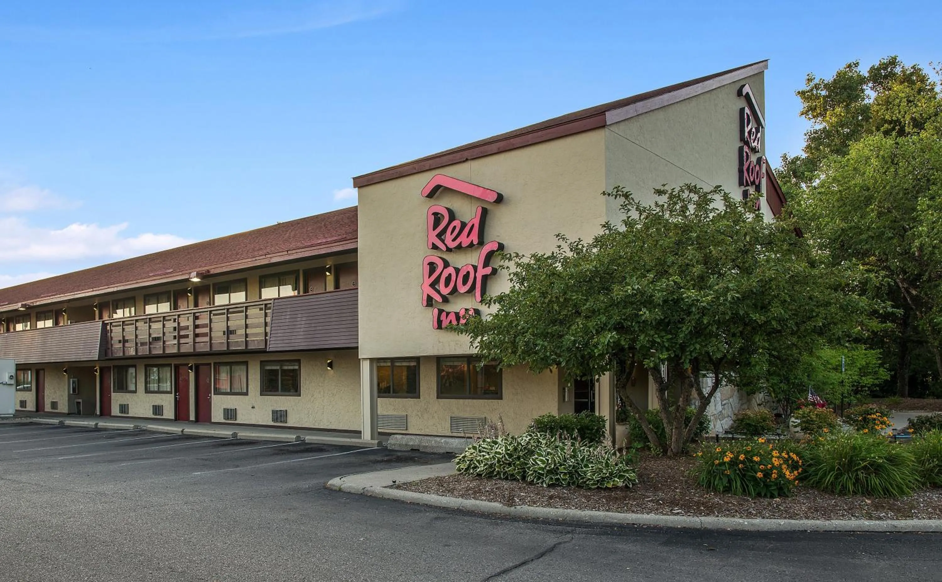 Property building in Red Roof Inn Detroit - Dearborn-Greenfield Village