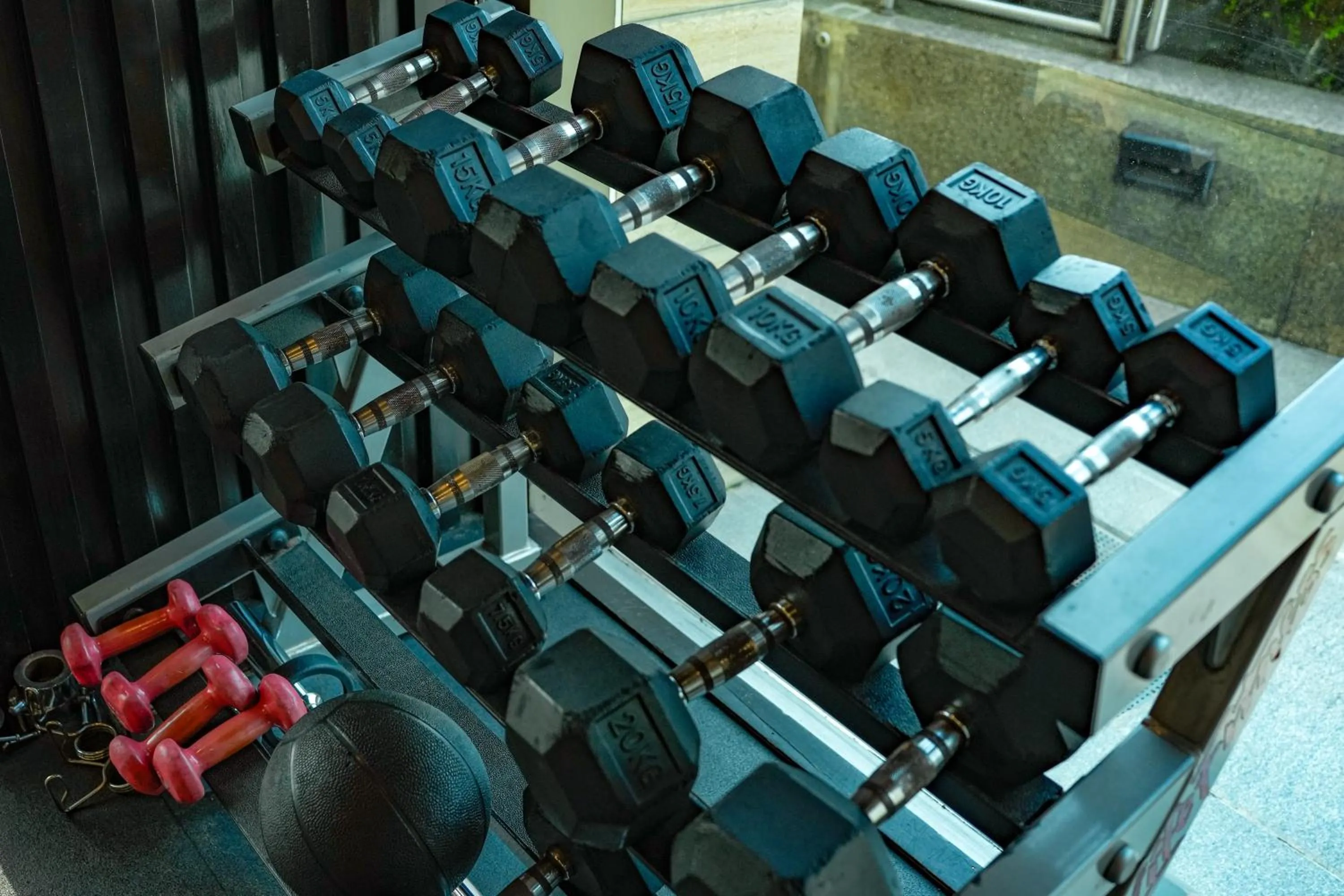 Swimming pool in Courtyard by Marriott Gurugram Downtown