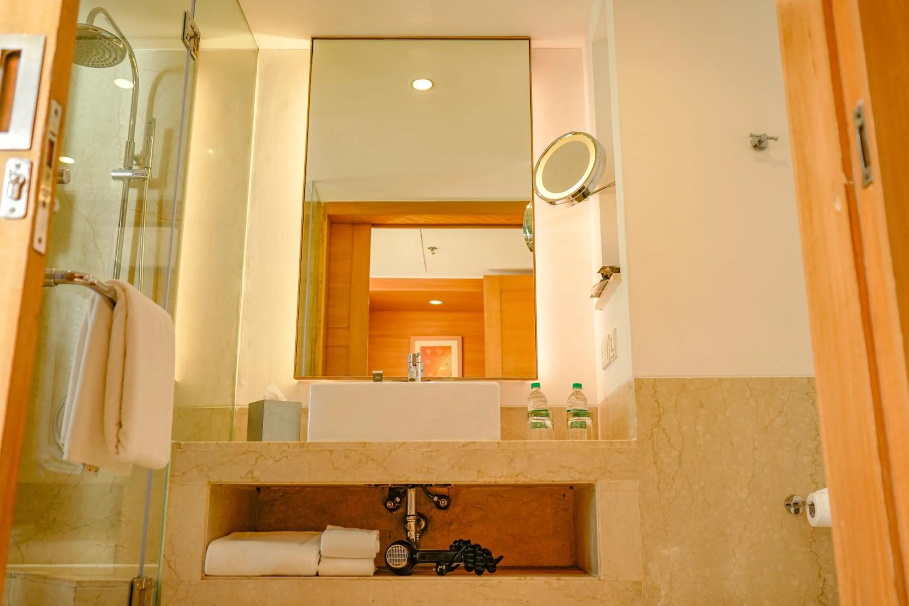 Shower in Courtyard by Marriott Gurugram Downtown