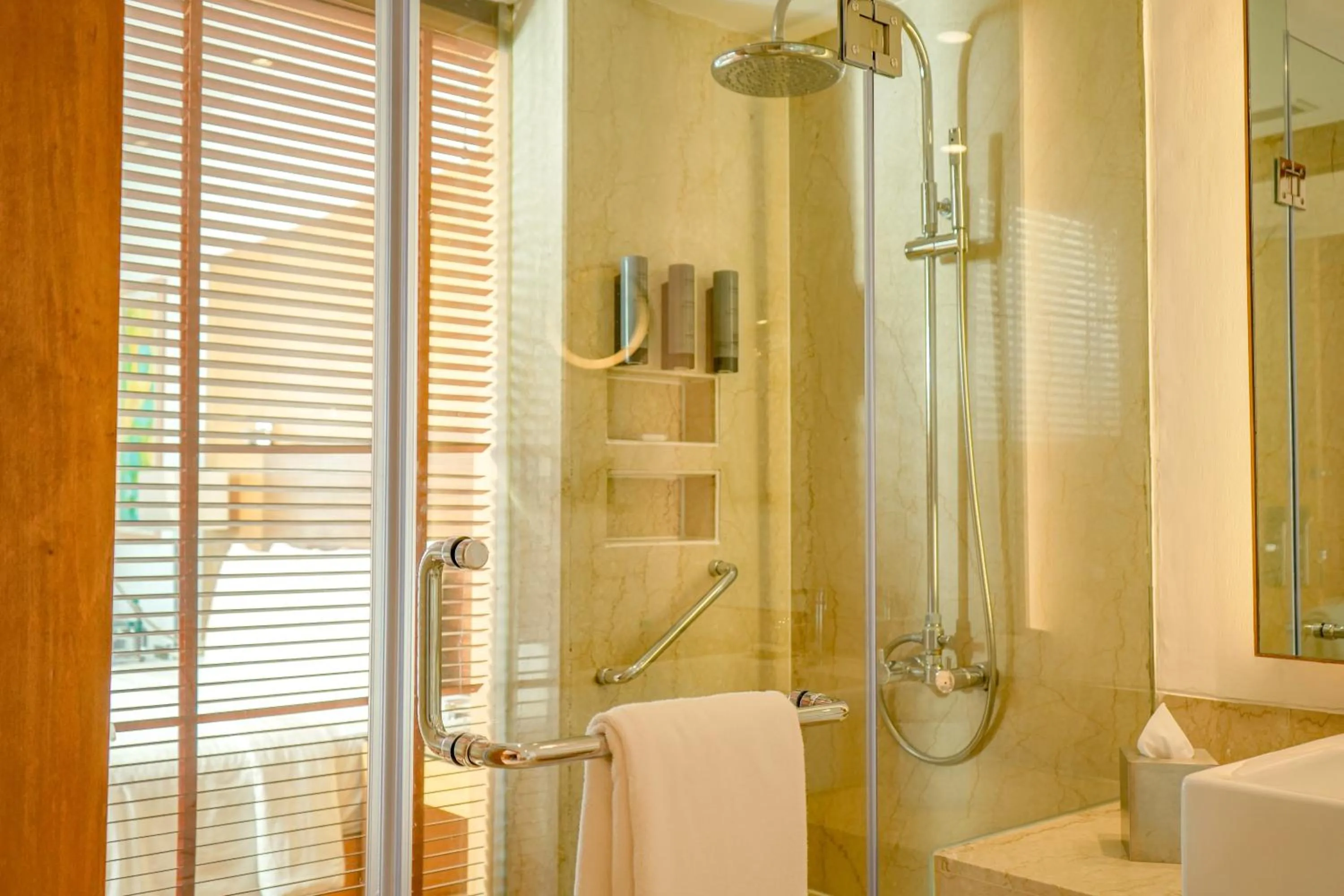 Shower in Courtyard by Marriott Gurugram Downtown