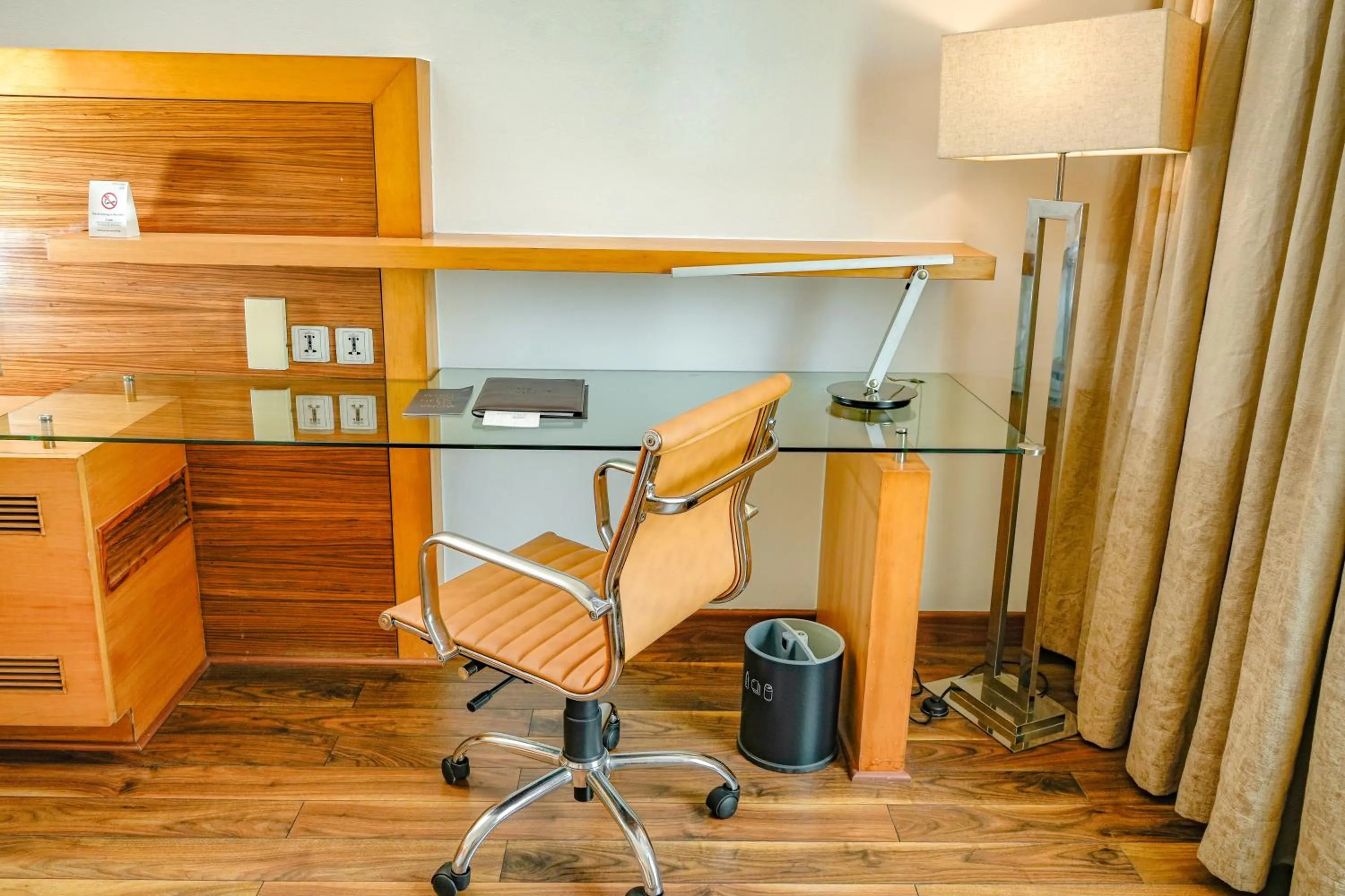 Seating area in Courtyard by Marriott Gurugram Downtown