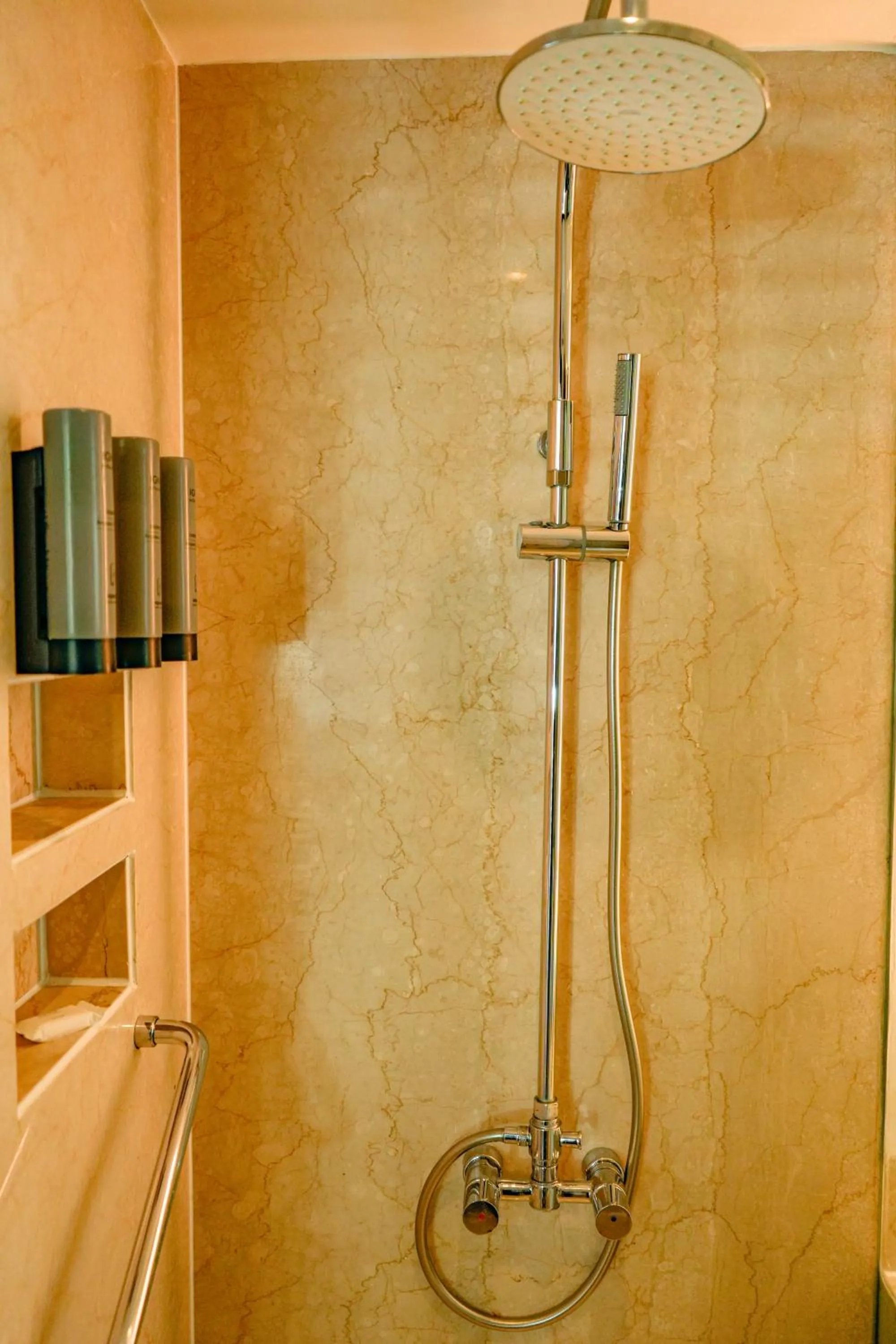 Shower in Courtyard by Marriott Gurugram Downtown