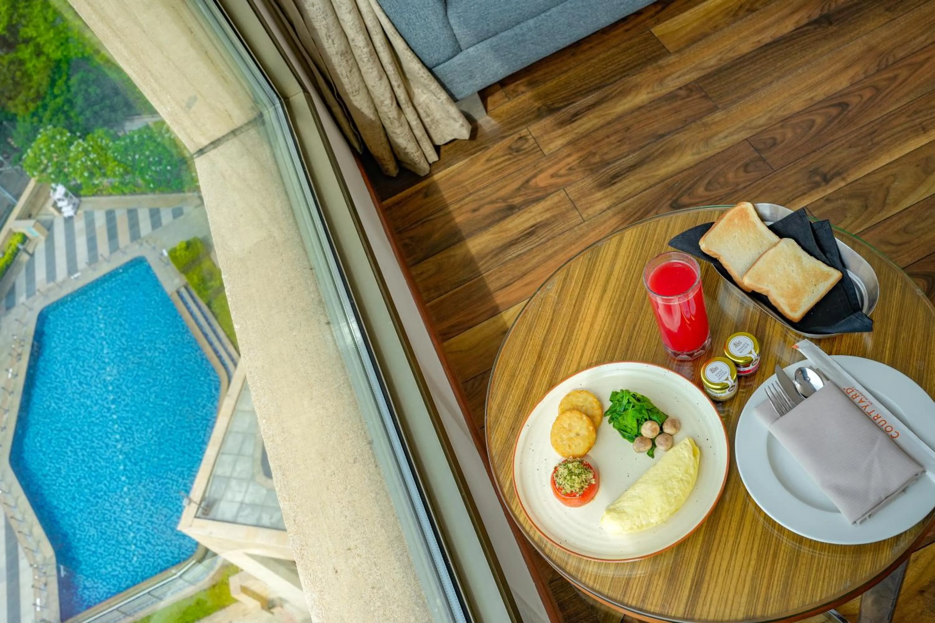 Seating area in Courtyard by Marriott Gurugram Downtown