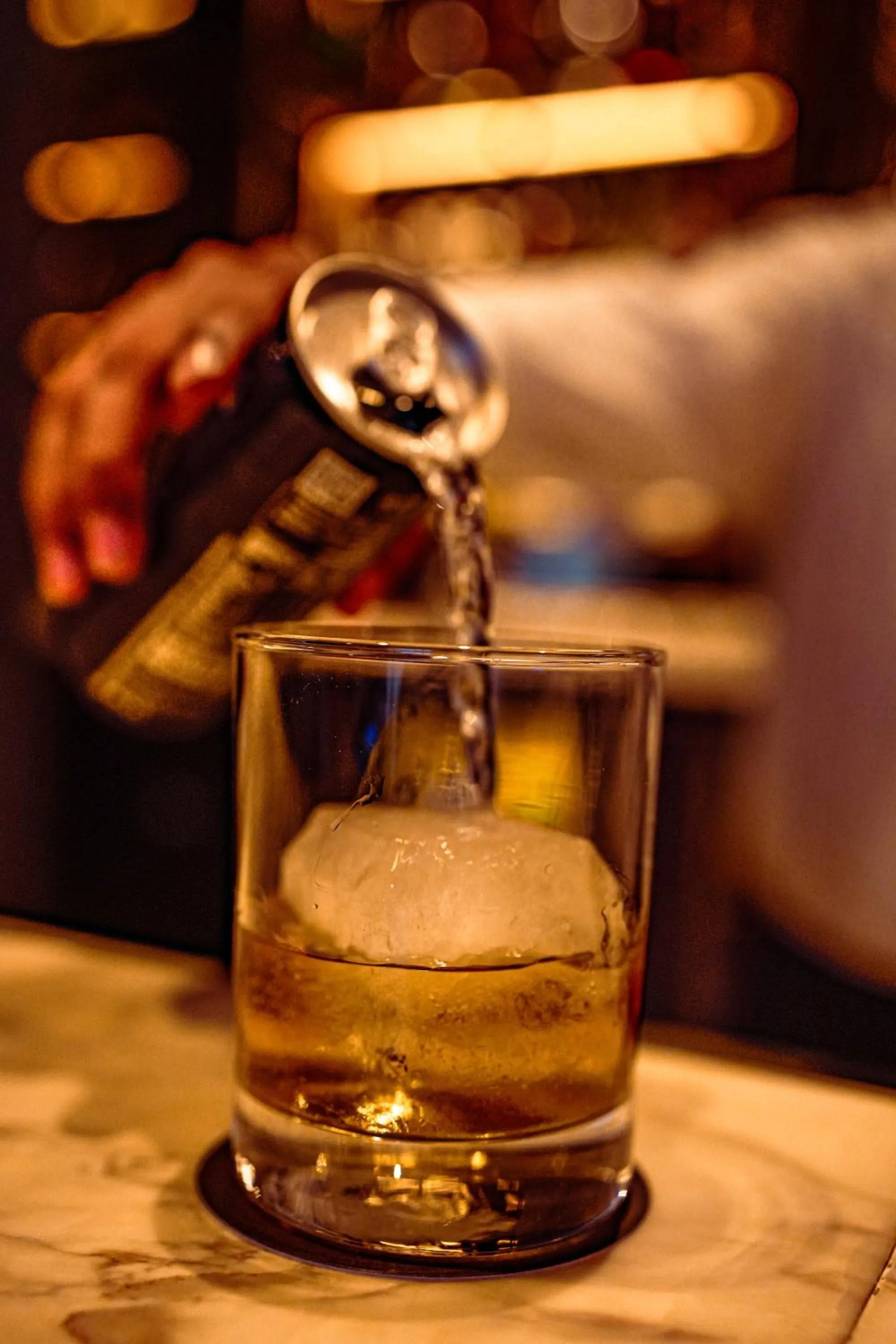 Lounge or bar in Courtyard by Marriott Gurugram Downtown