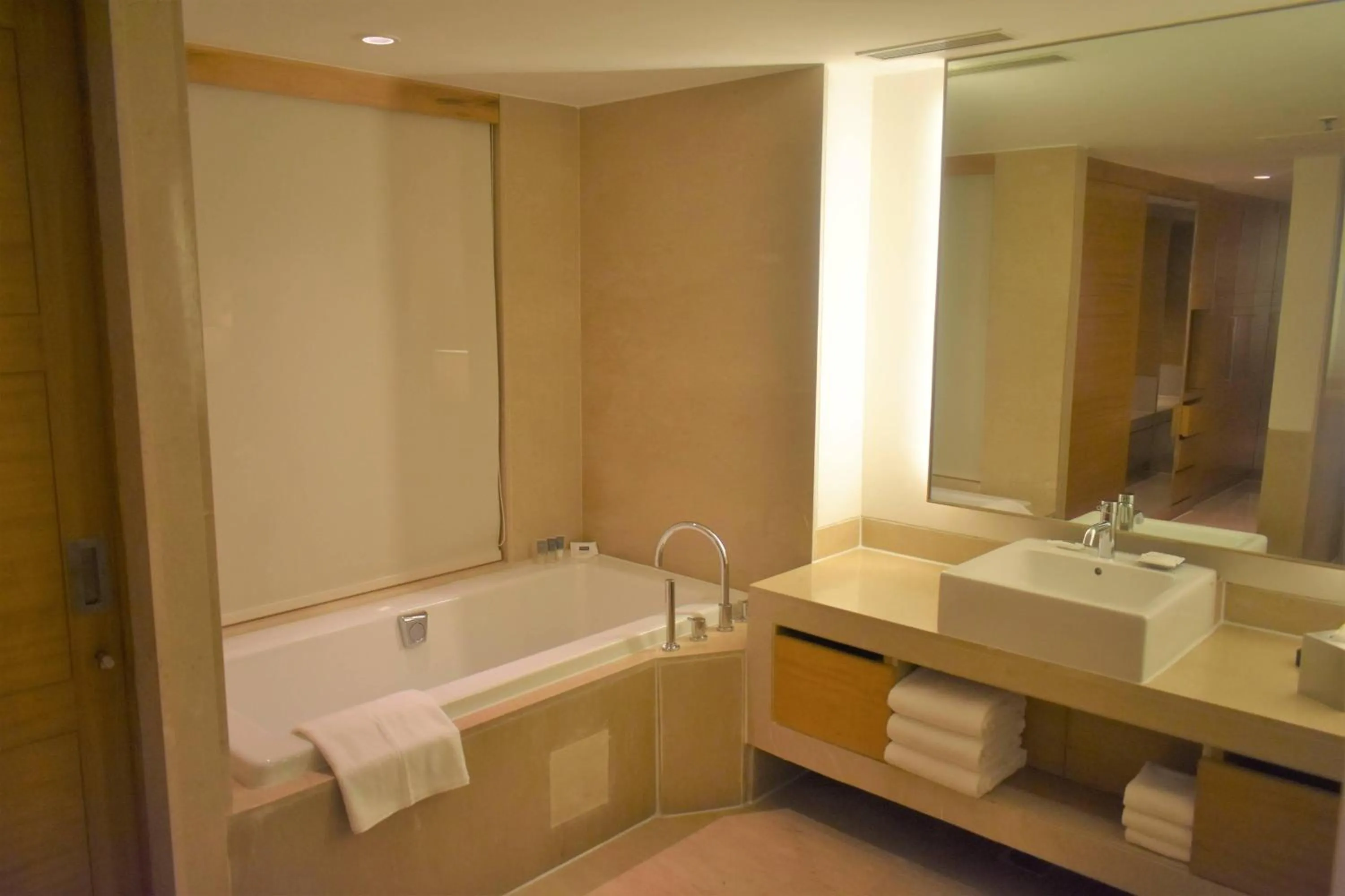 Bathroom in Courtyard by Marriott Gurugram Downtown