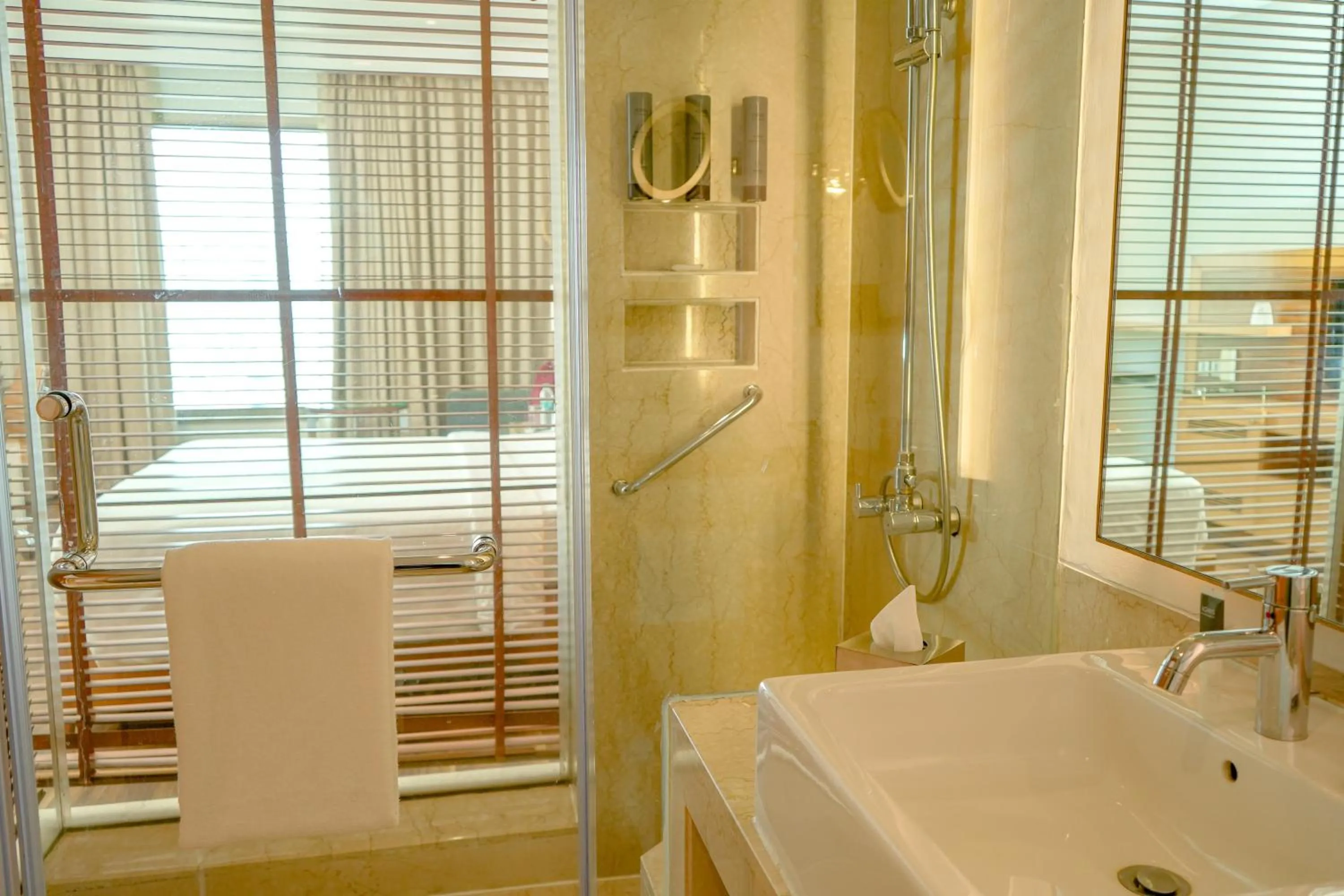 Shower in Courtyard by Marriott Gurugram Downtown