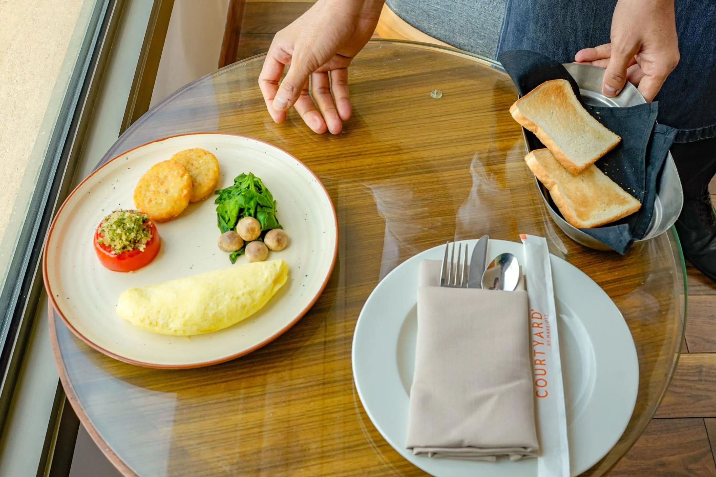 Food and drinks in Courtyard by Marriott Gurugram Downtown