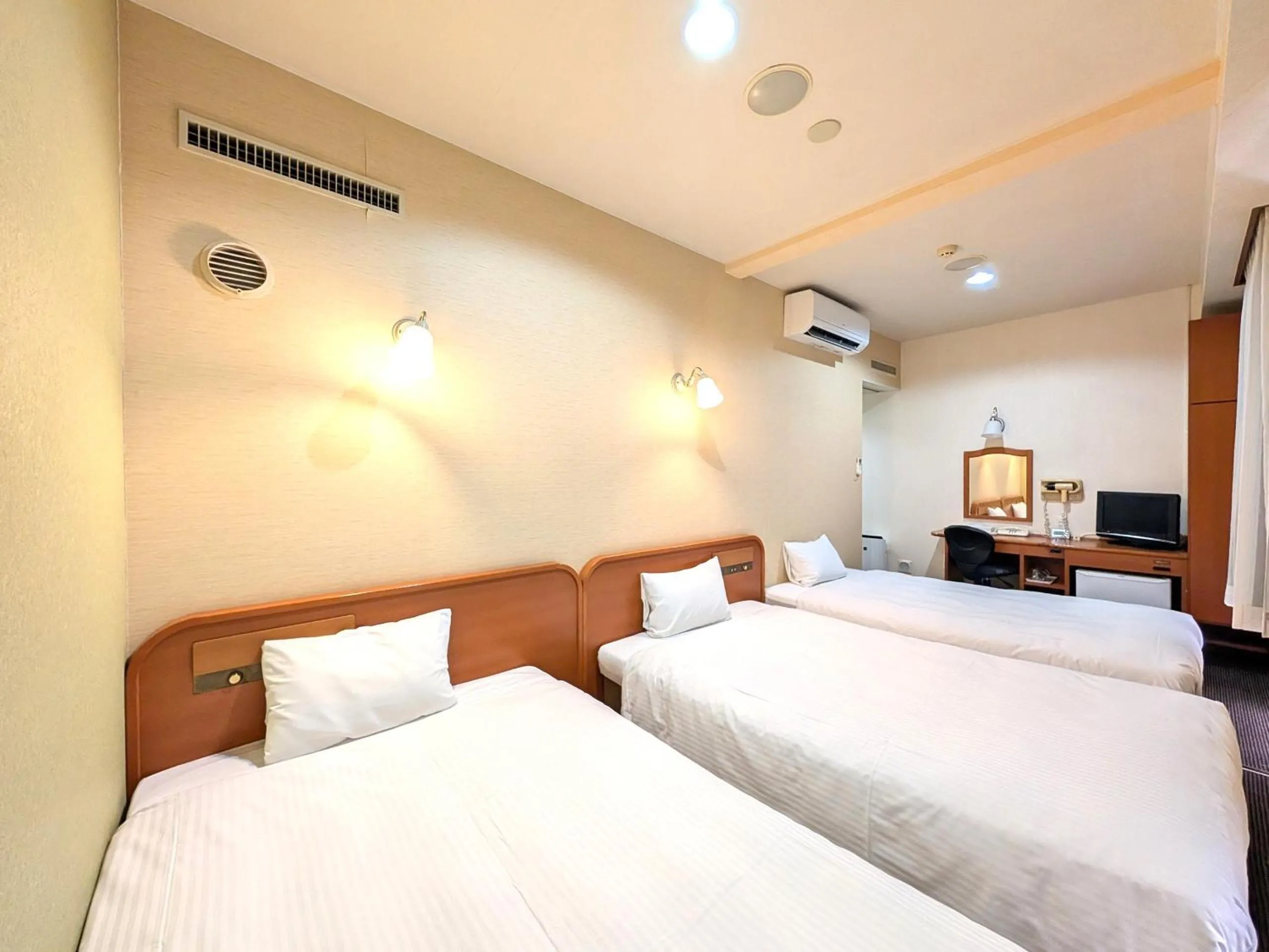 Photo of the whole room, Bed in Suizenji Comfort Hotel