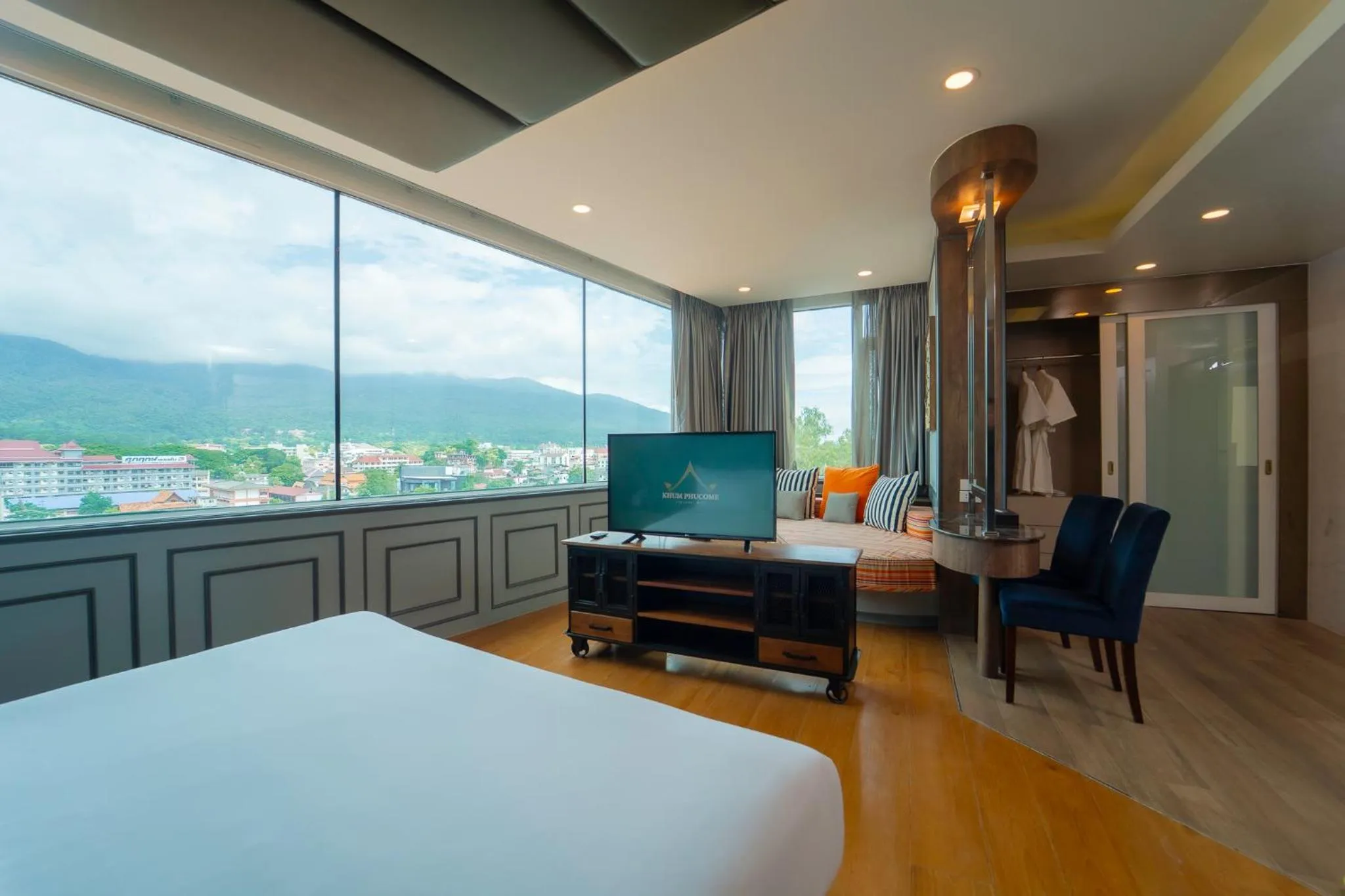 Communal lounge/ TV room, Bed in Khum Phucome Hotel -SHA Extra Plus