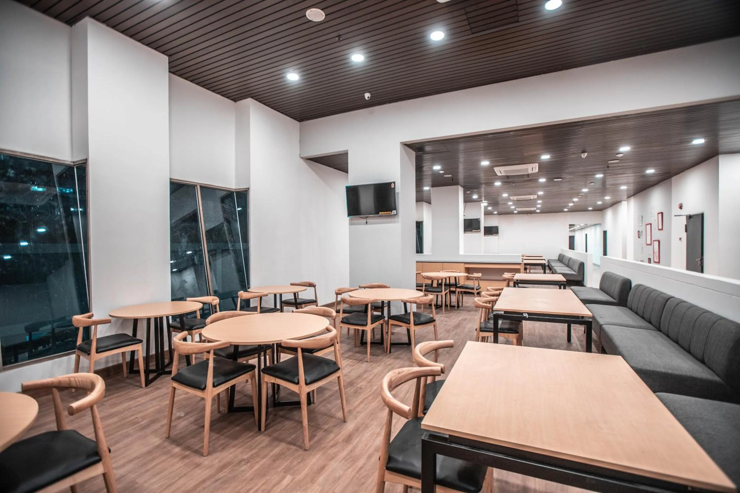 Restaurant/places to eat in Super OYO Townhouse 1 Hotel Salemba