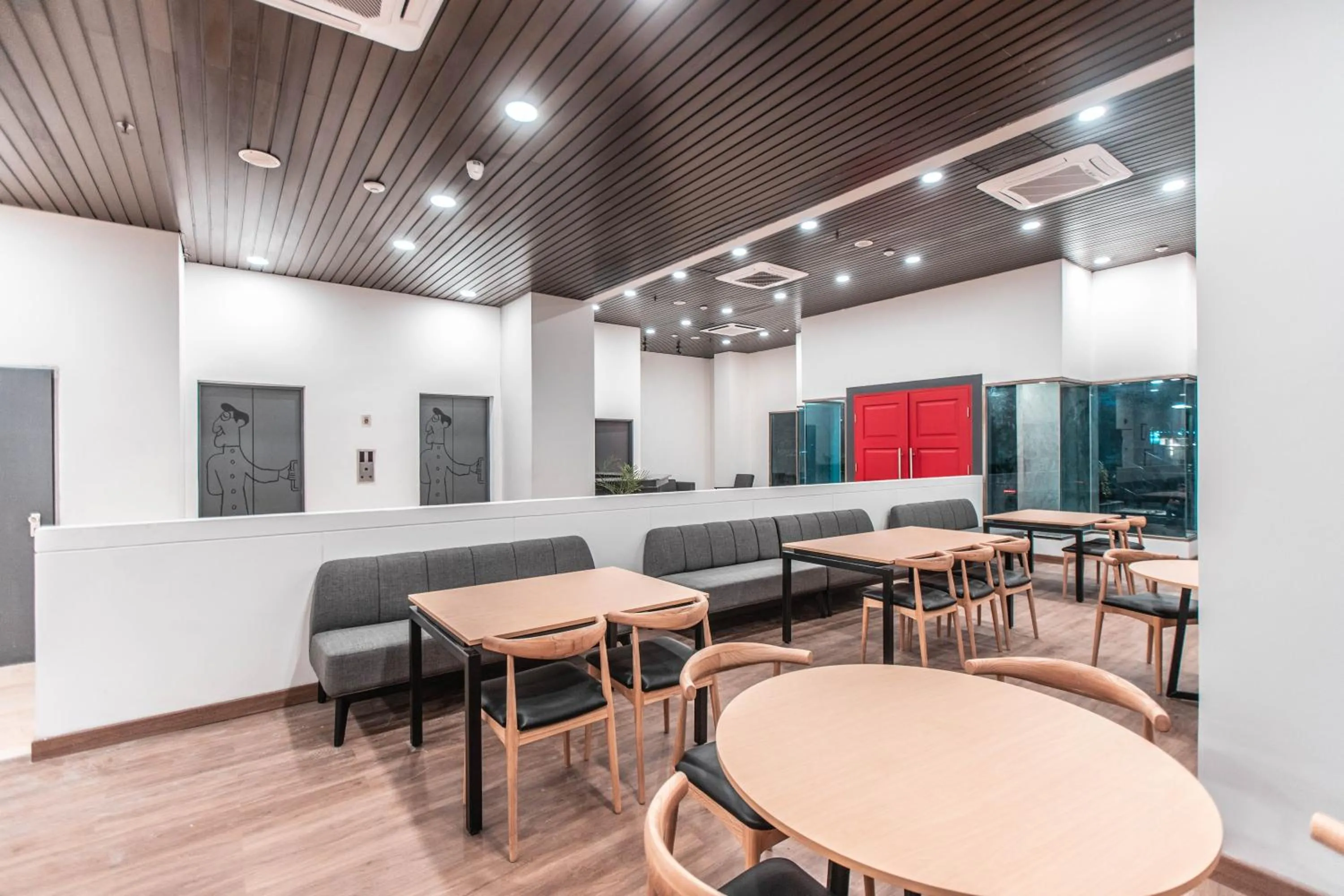 Restaurant/places to eat in Super OYO Townhouse 1 Hotel Salemba