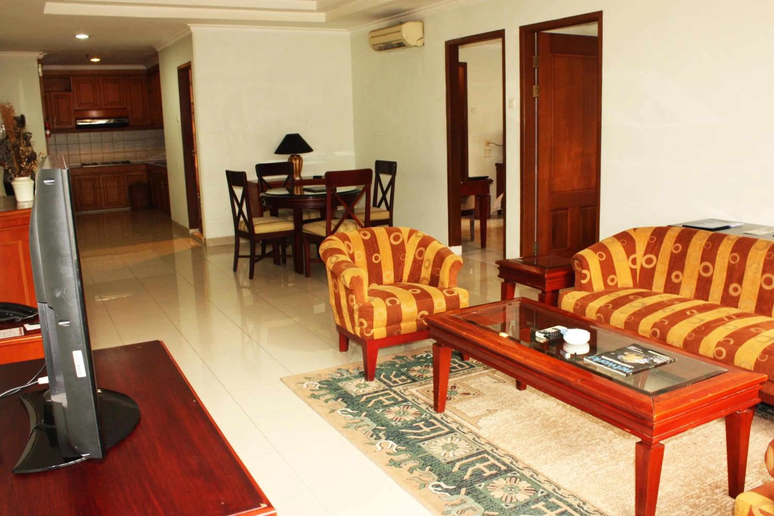 TV and multimedia in Travellers Suites Serviced Apartments