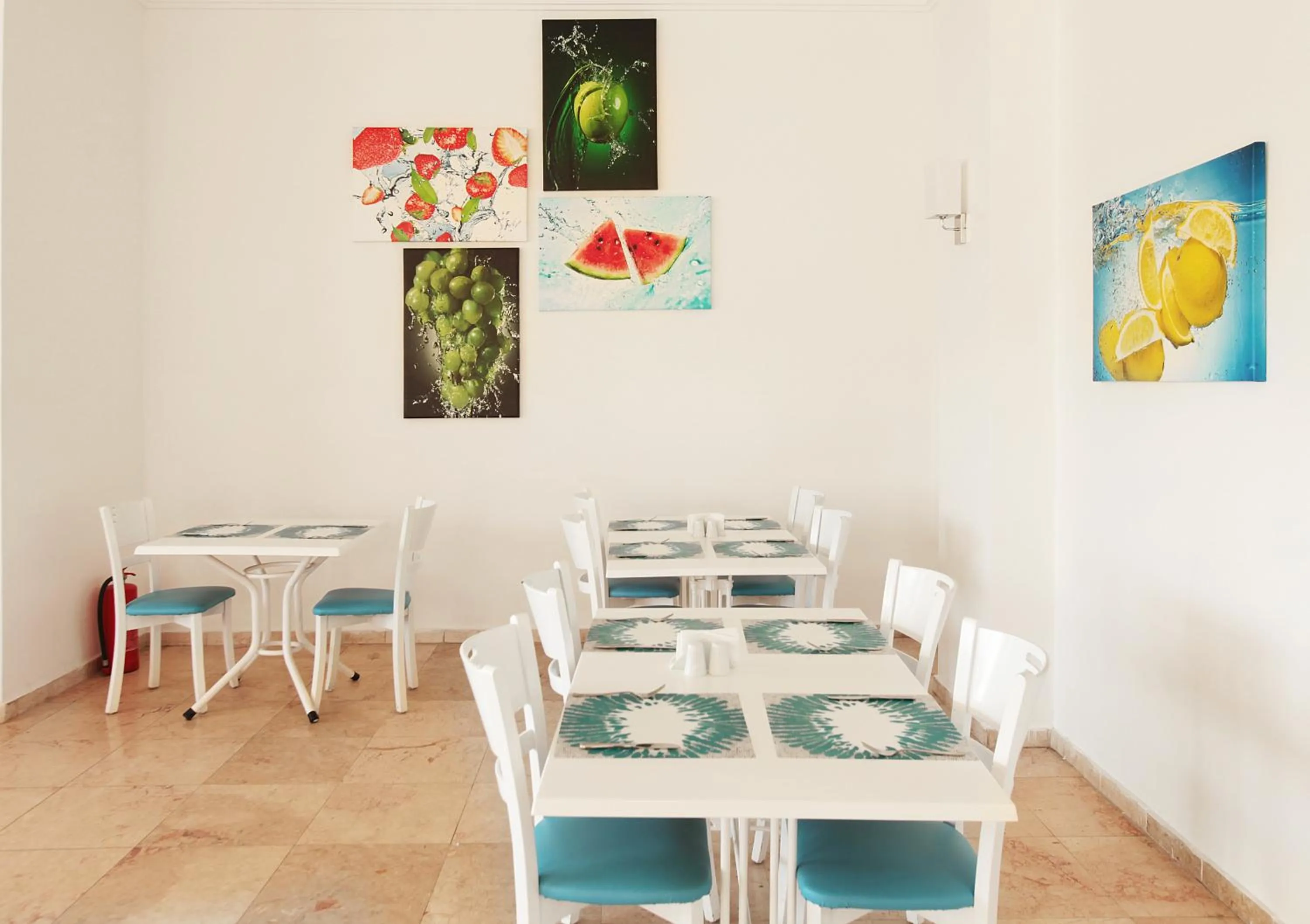 Restaurant/places to eat in Arora Hotel