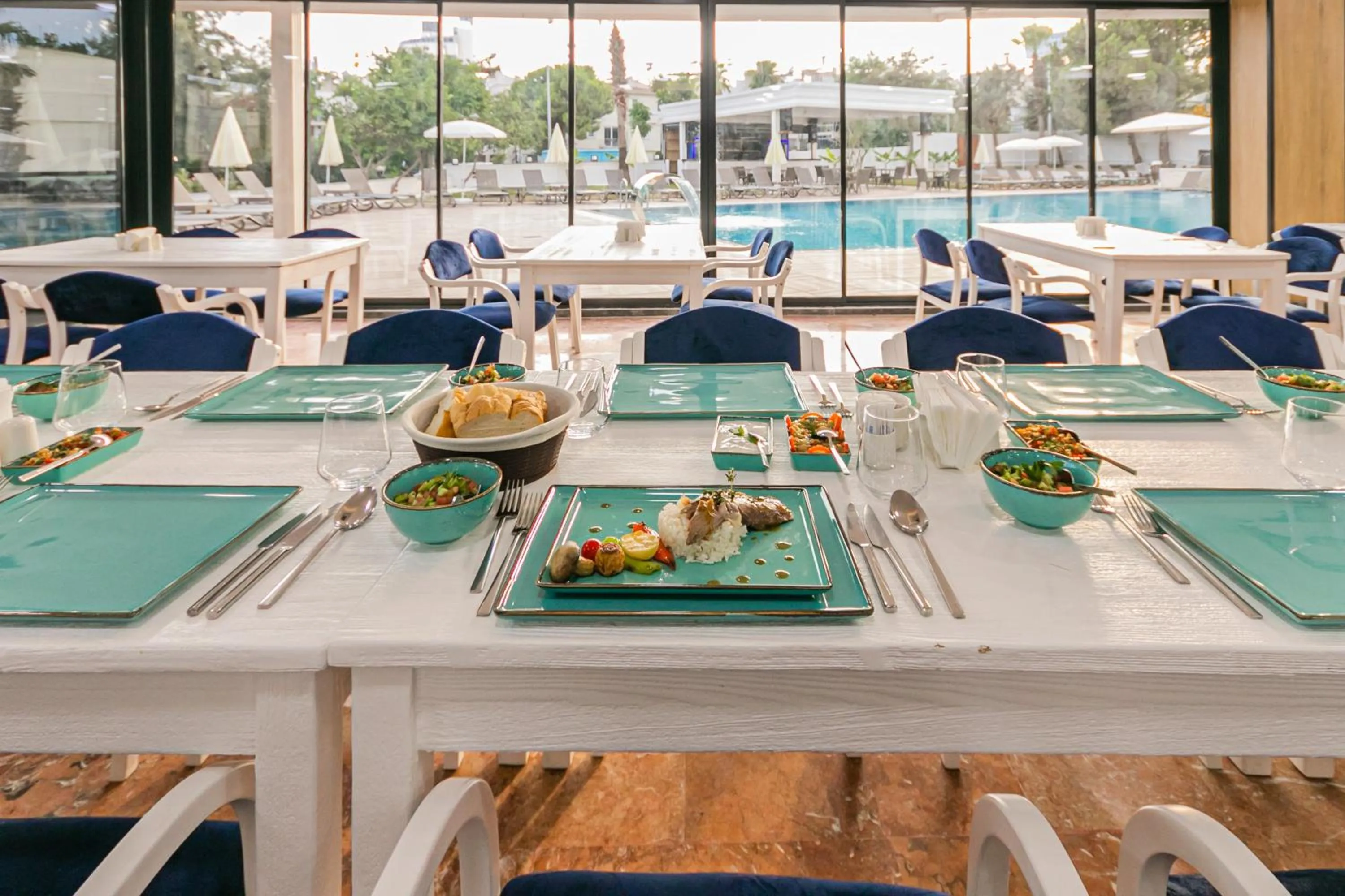 Restaurant/places to eat in Lara World Hotel