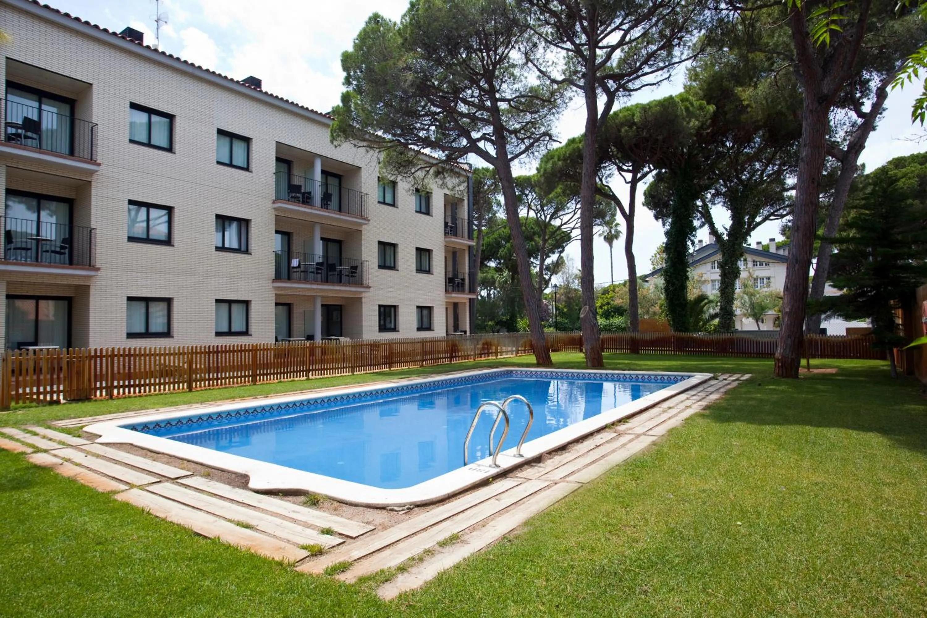 Swimming pool in SG Marina 54 Apartments