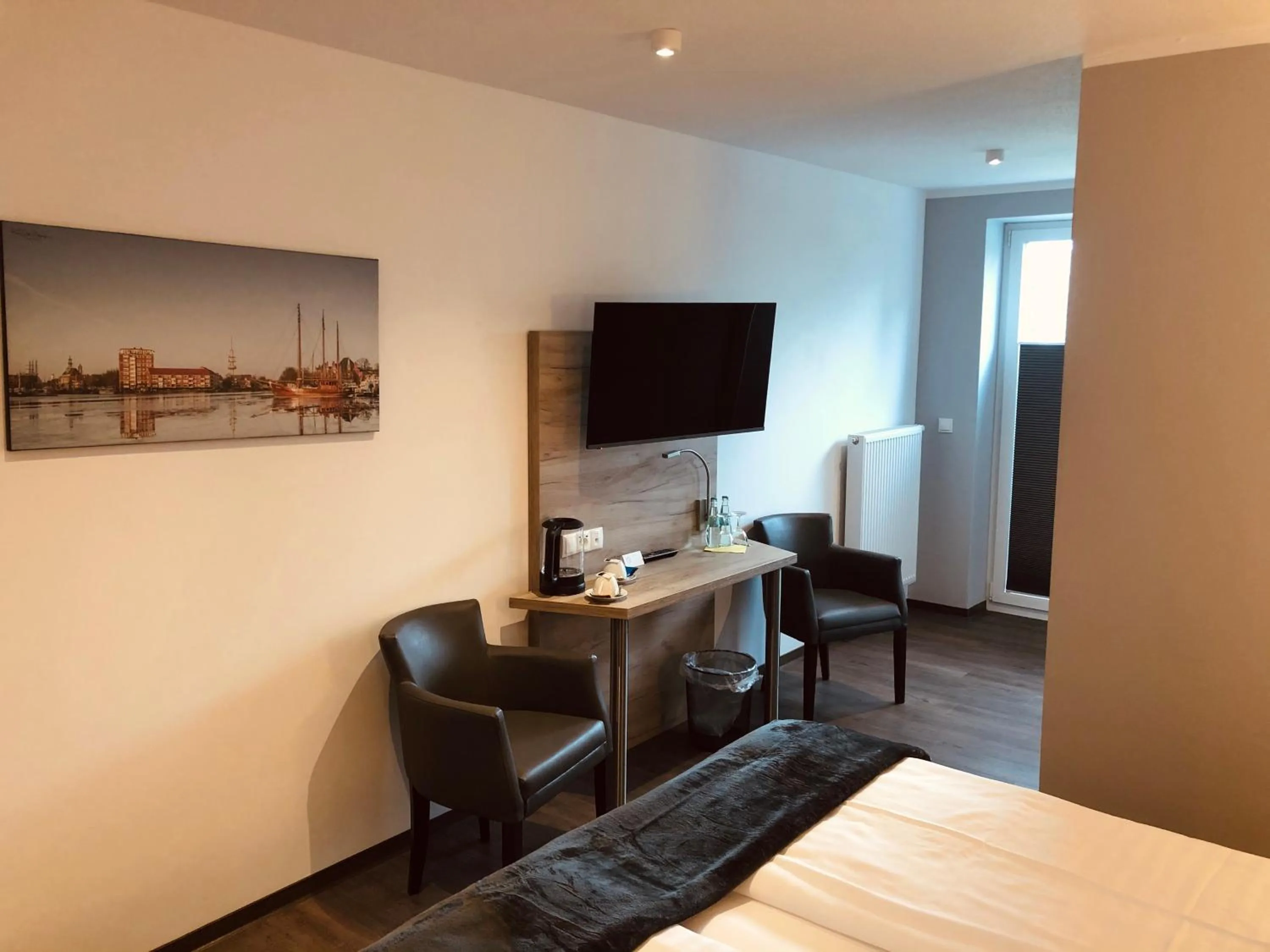 Seating area, Bed in WH Hotels Papenburg Zentrum