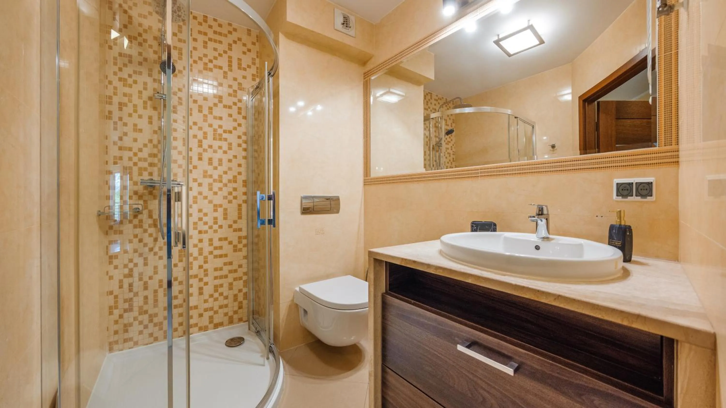 Shower in Na Klifie, Sun & Snow