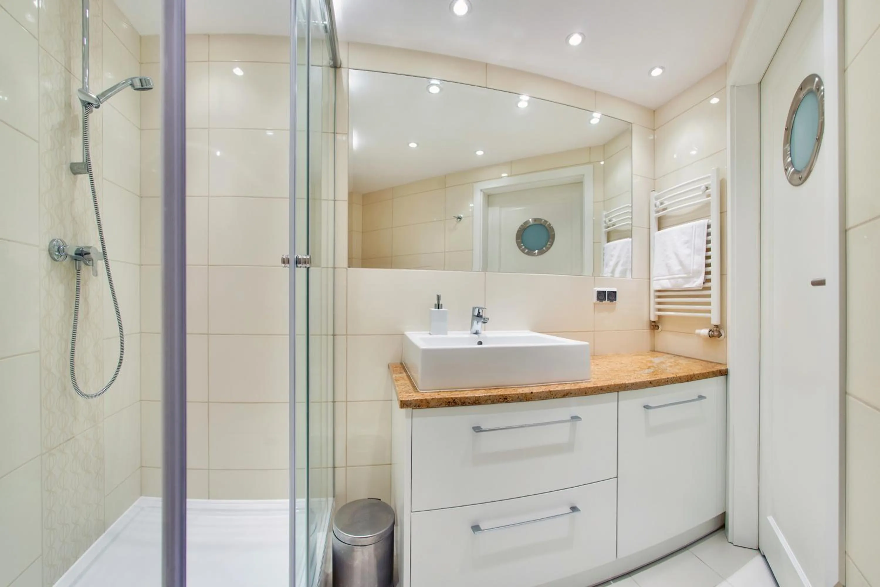 Shower in Na Klifie, Sun & Snow