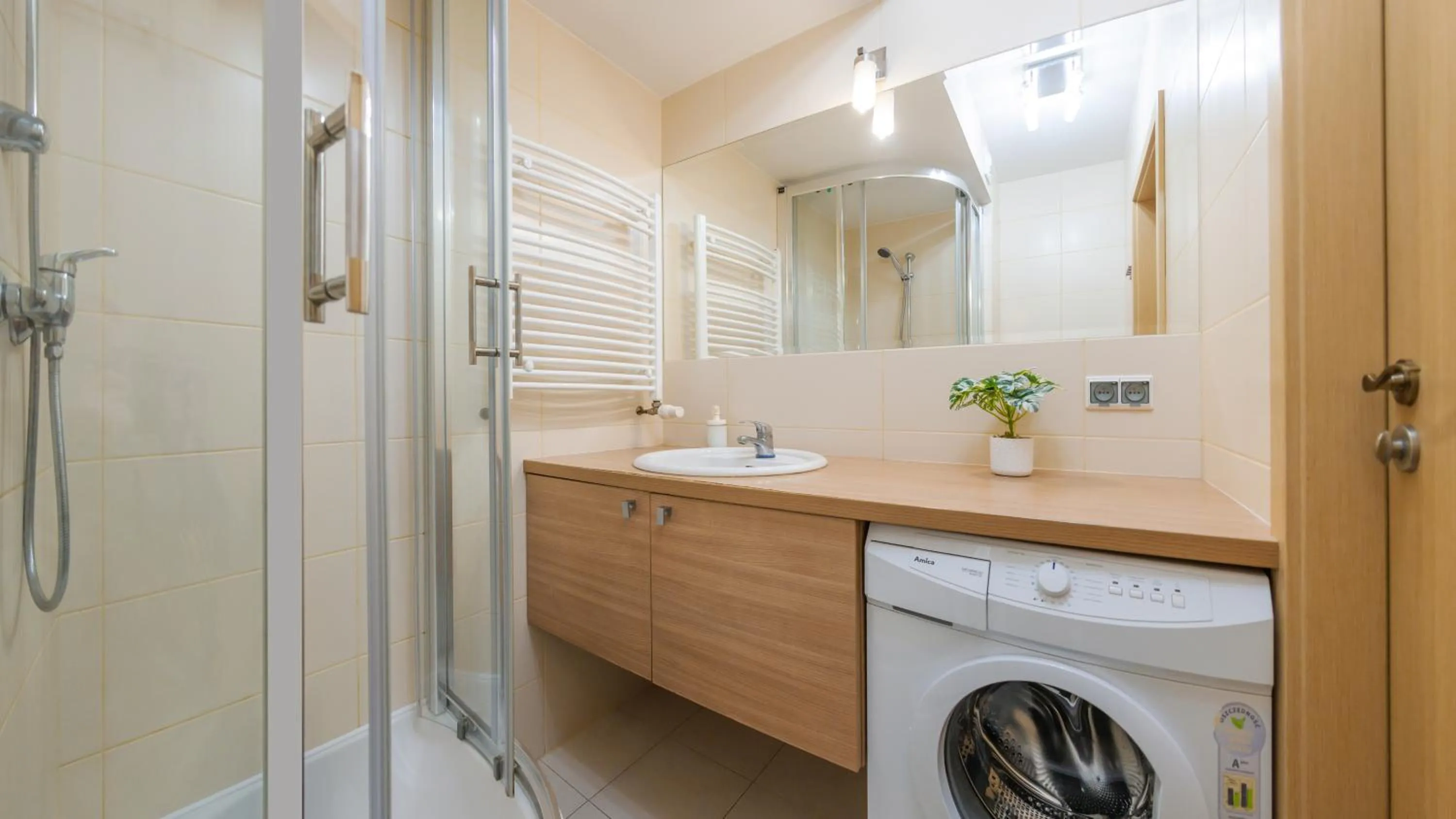 Shower in Na Klifie, Sun & Snow