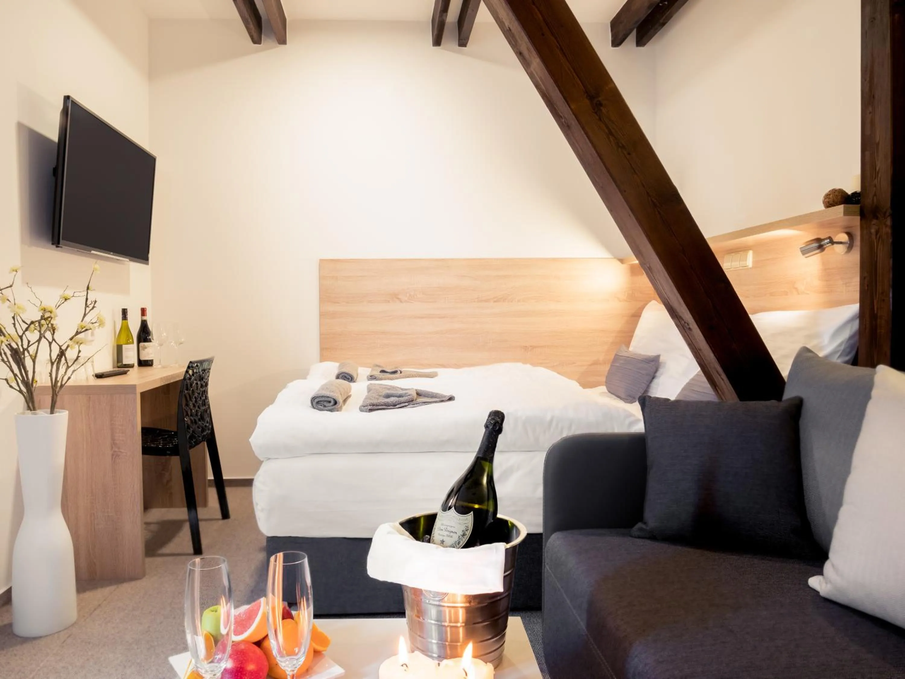 TV and multimedia, Bed in Club Apartments