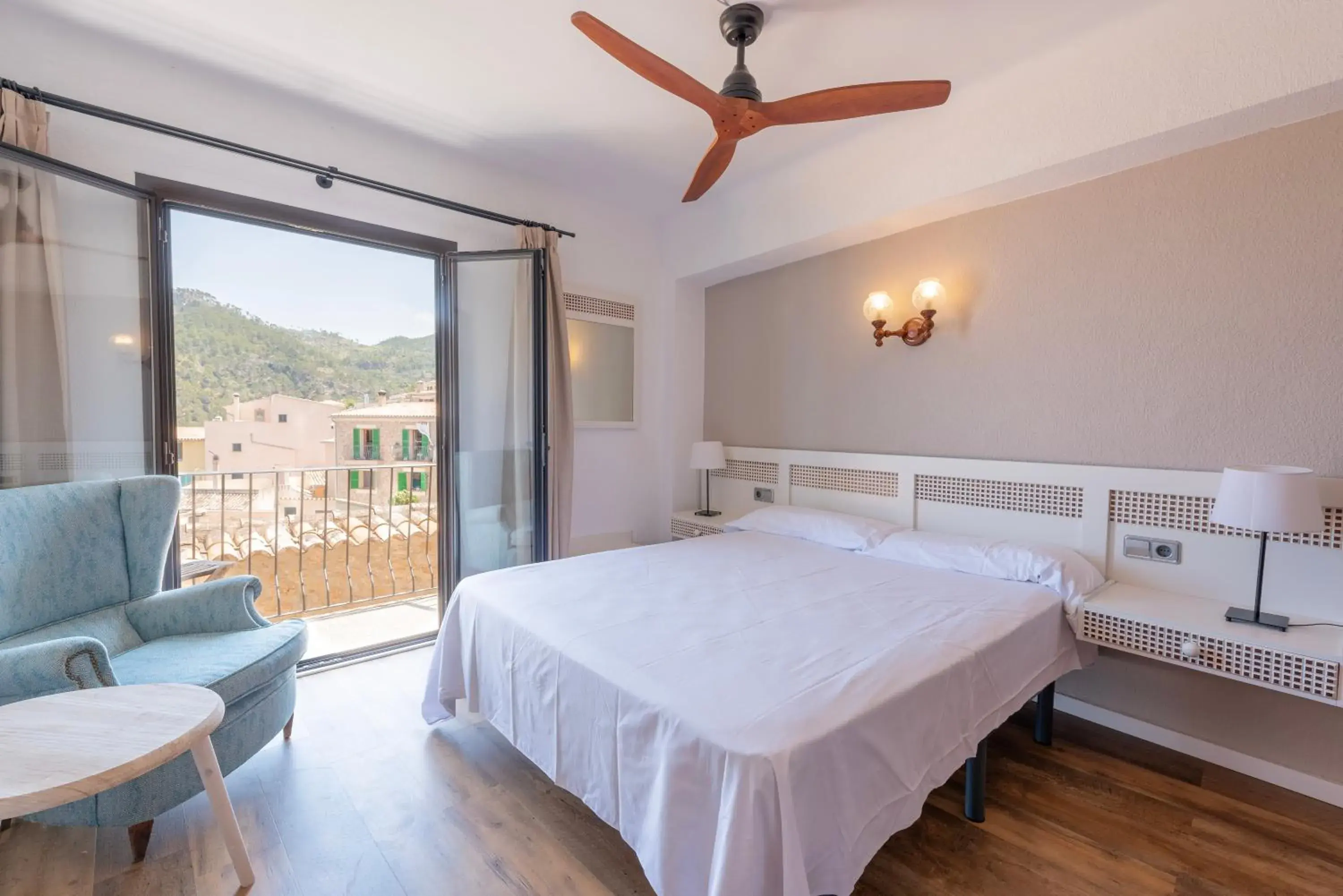 Double Room with Balcony and Partial Sea View in Hostal Sa Baronia Double Room with Balcony and Partial Sea View in Hostal Sa Baronia
