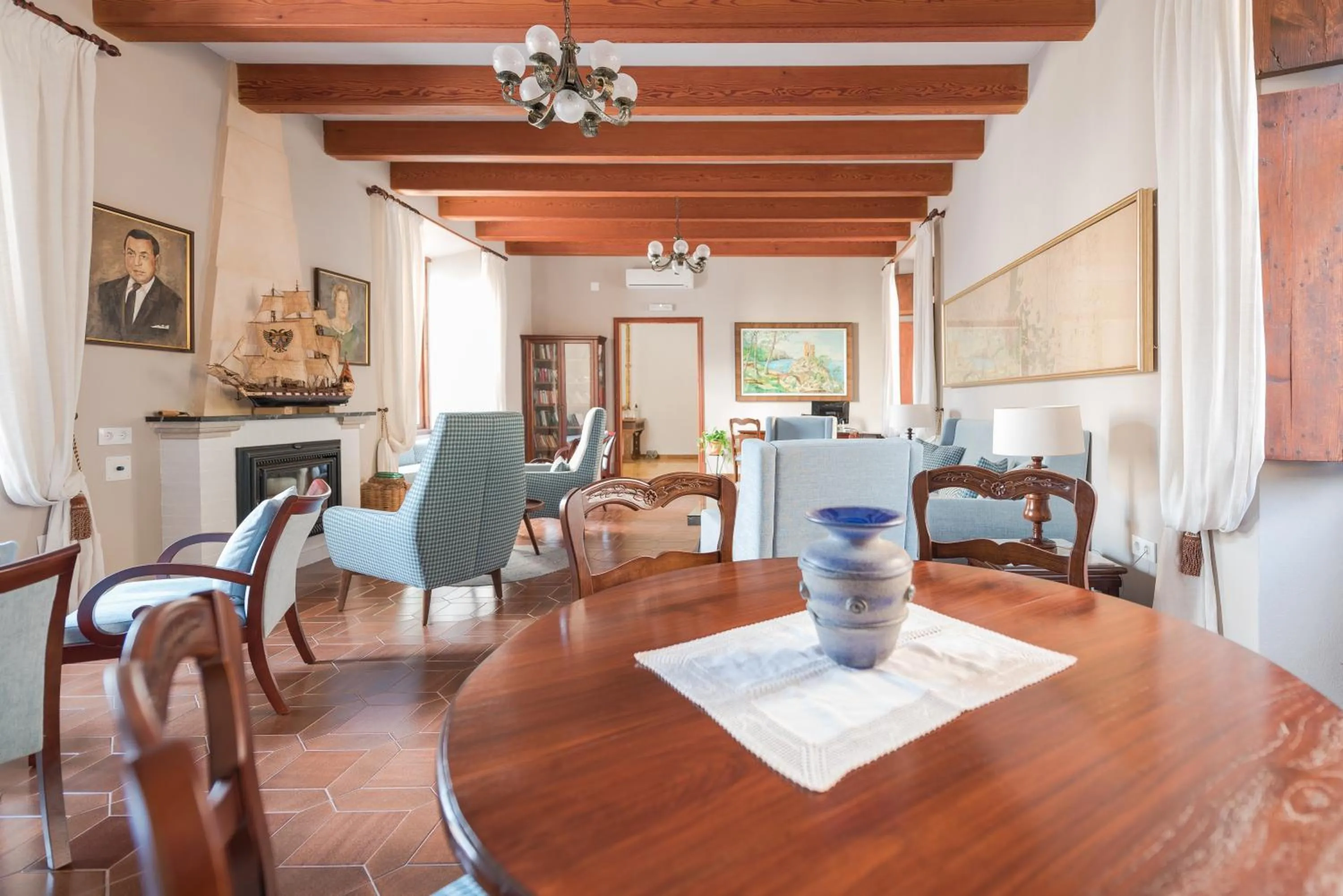 Communal lounge/ TV room in Hostal Sa Baronia