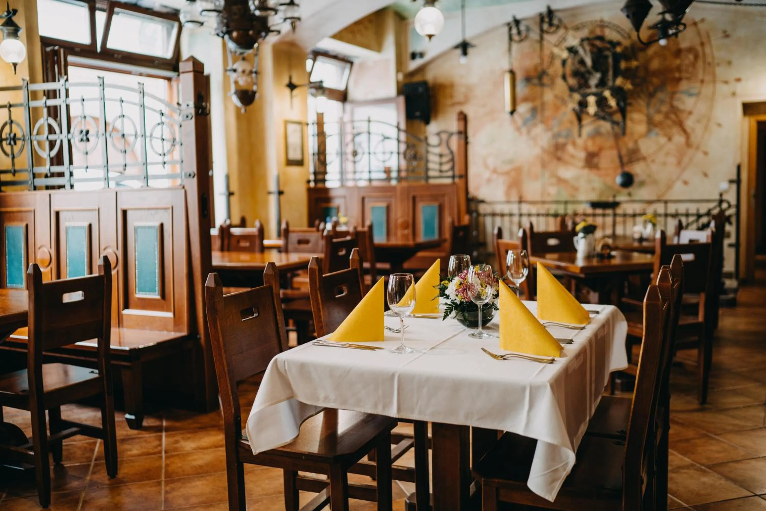 Restaurant/places to eat in Hotel Dar