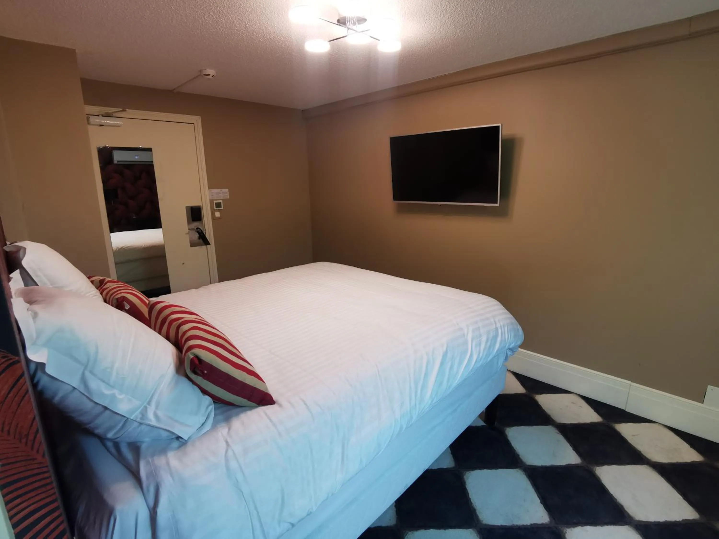 Bedroom, Bed in Mercator