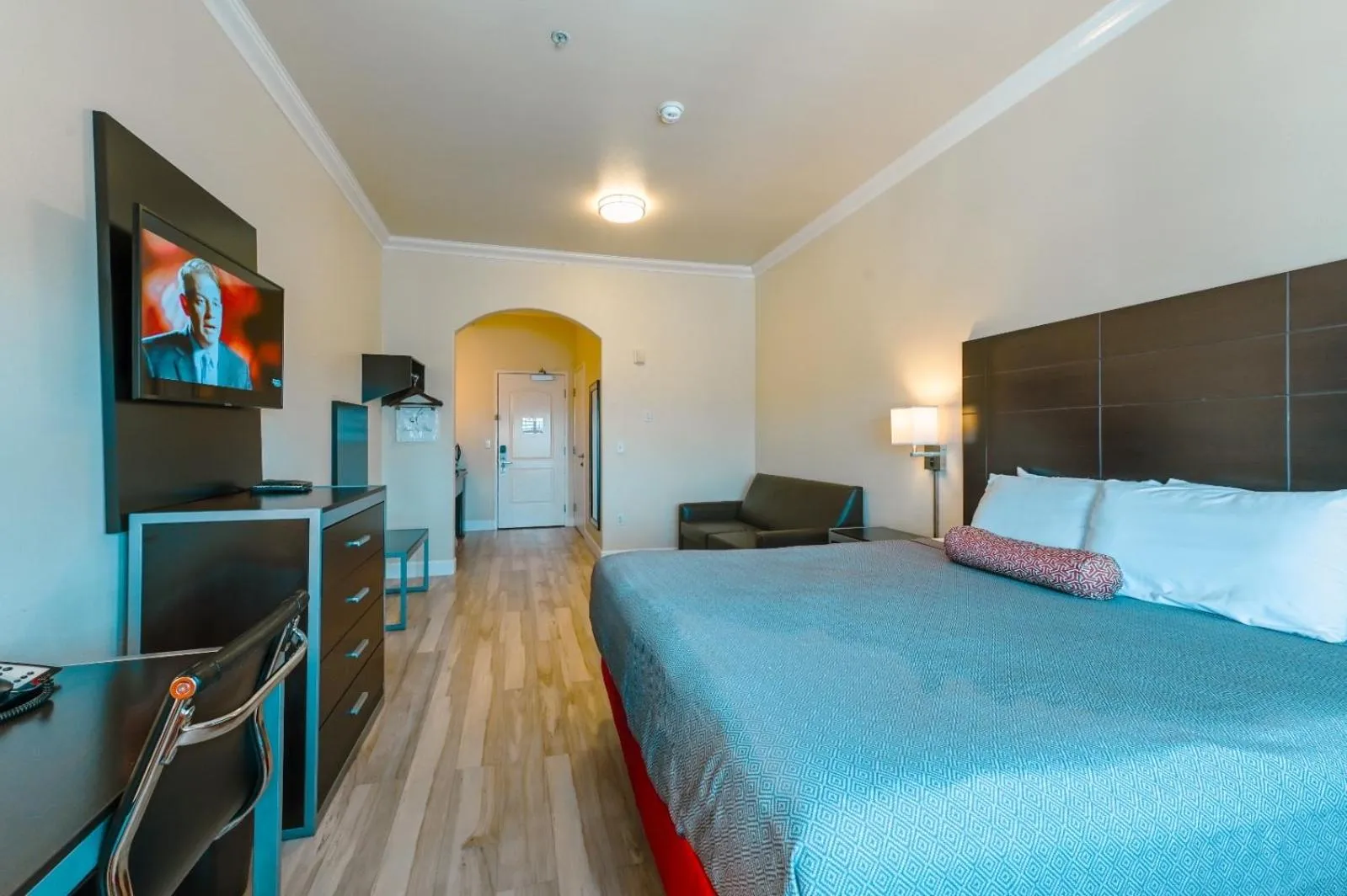 Communal lounge/ TV room, Bed in Gateway Inn and Suites San Francisco SFO Airport