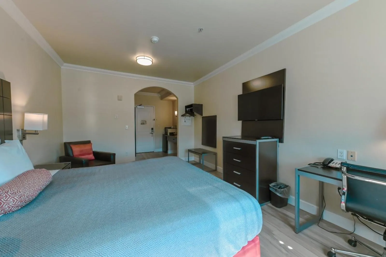 Bed in Gateway Inn and Suites San Francisco SFO Airport