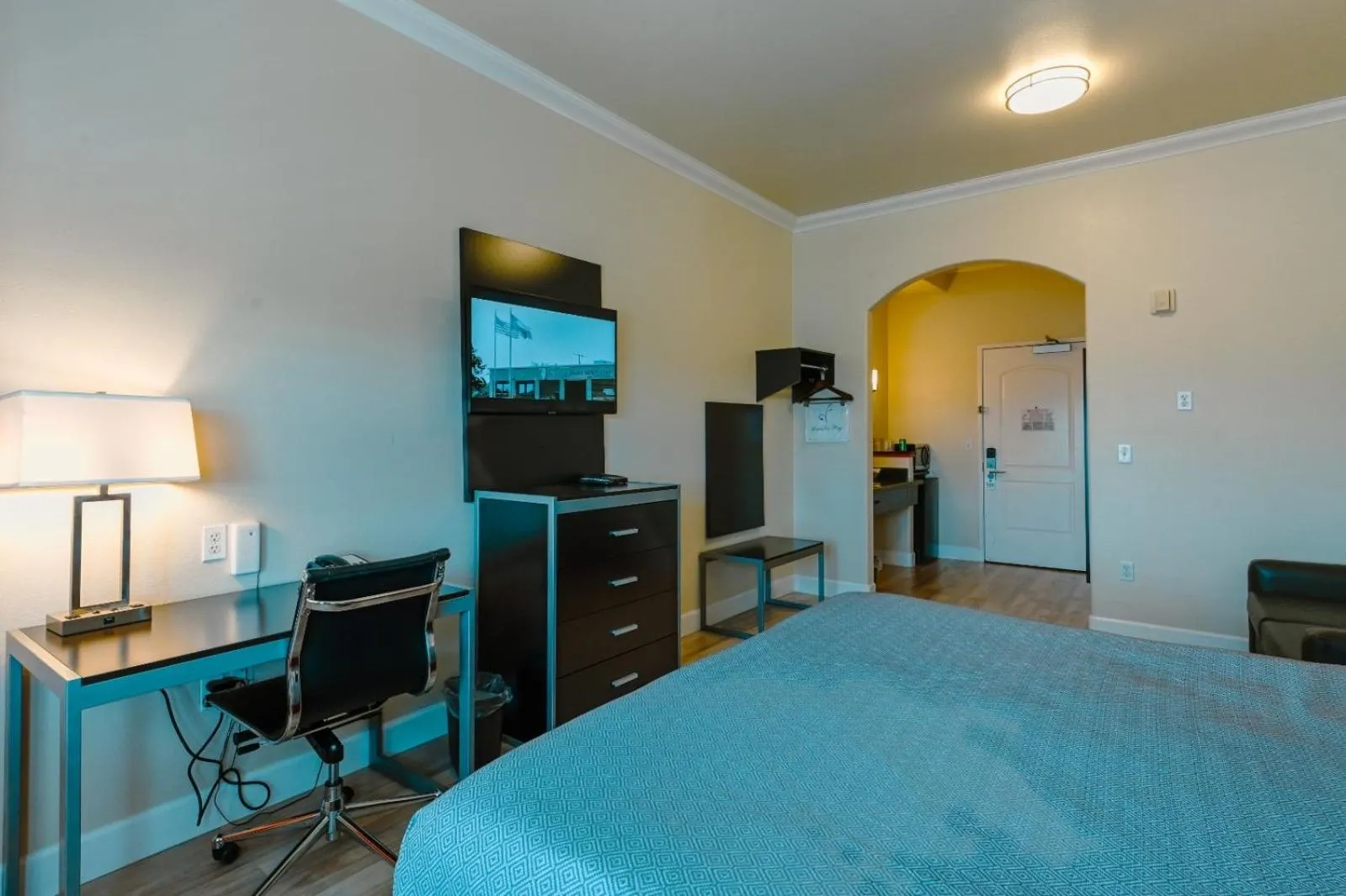 Bed in Gateway Inn and Suites San Francisco SFO Airport