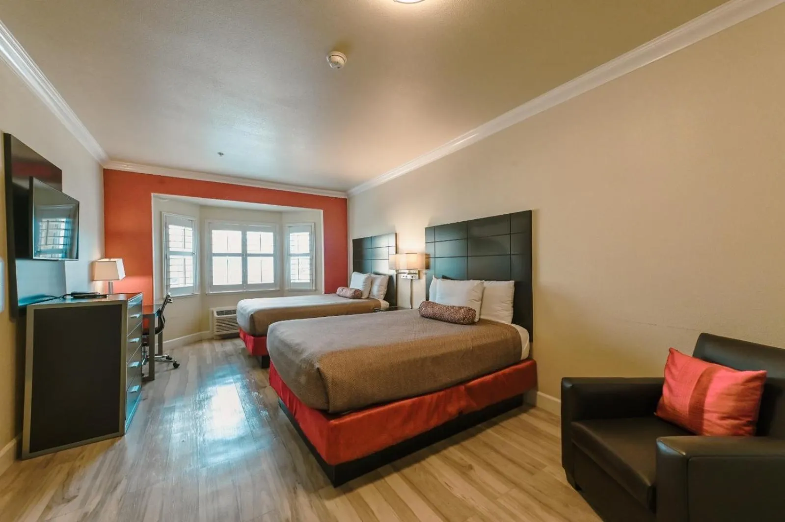 Bed in Gateway Inn and Suites San Francisco SFO Airport