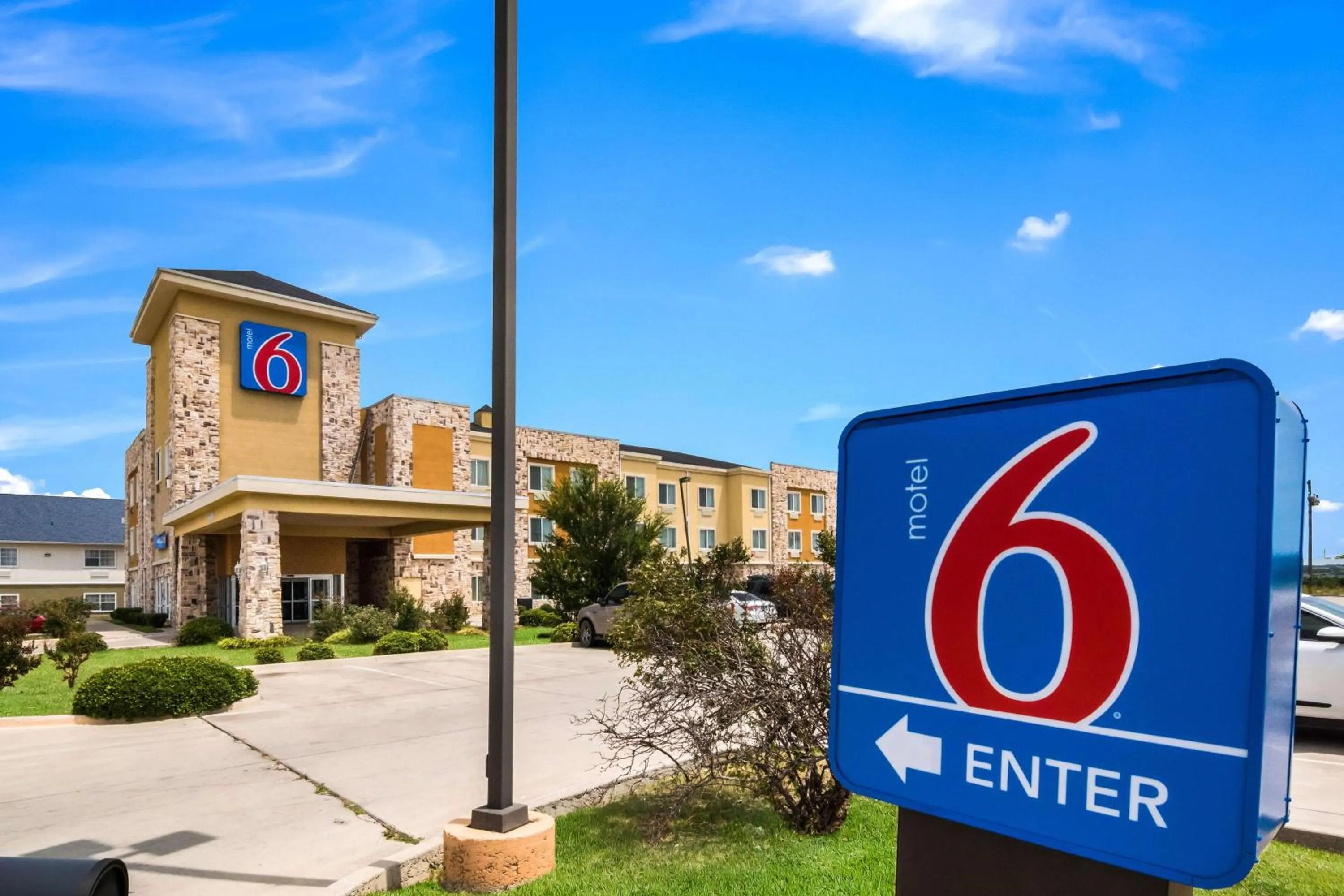 Property building in Motel 6-Mineral Wells, TX
