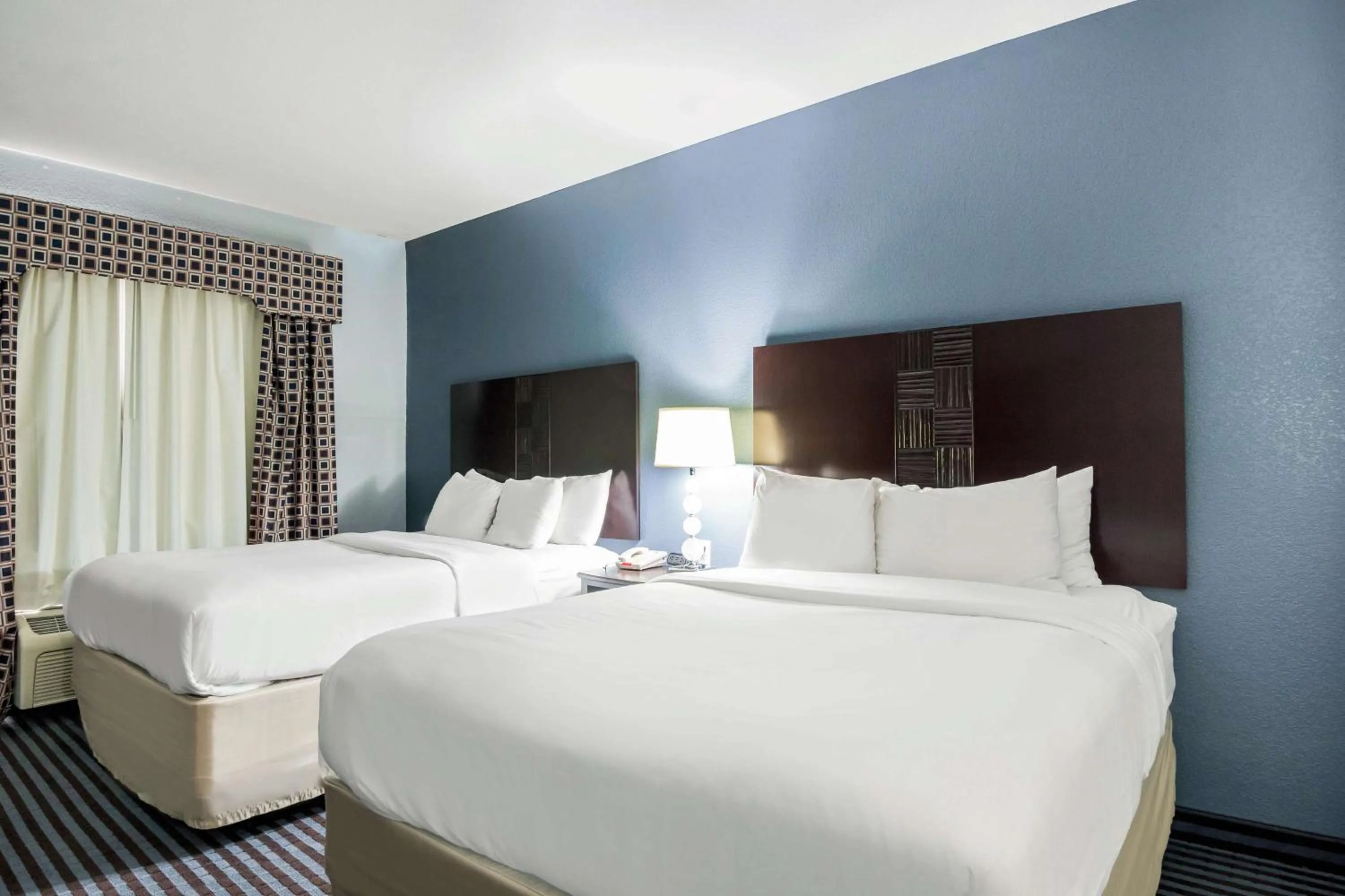 Photo of the whole room, Bed in Motel 6-Mineral Wells, TX