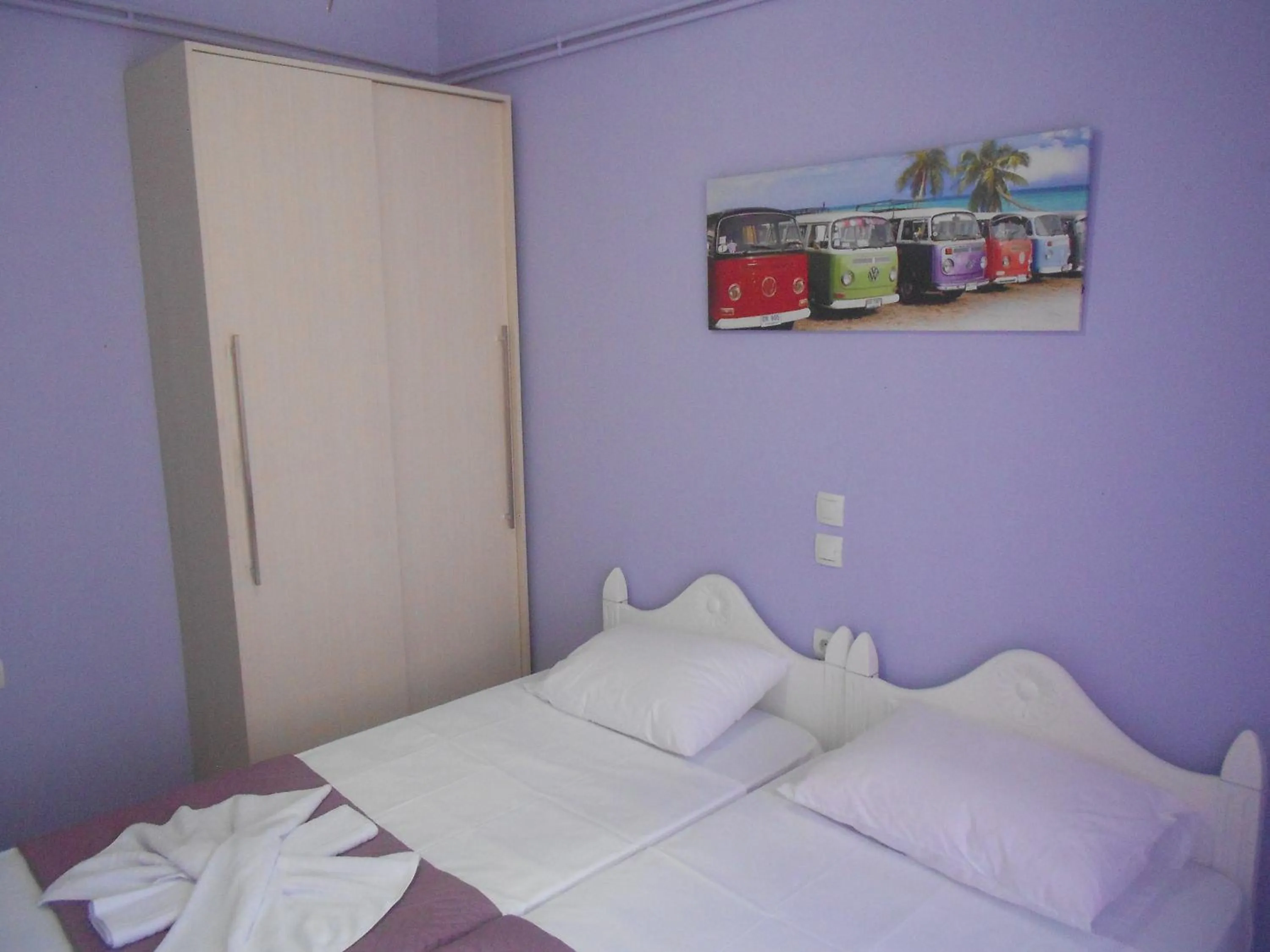 Bedroom, Bed in Paradise City