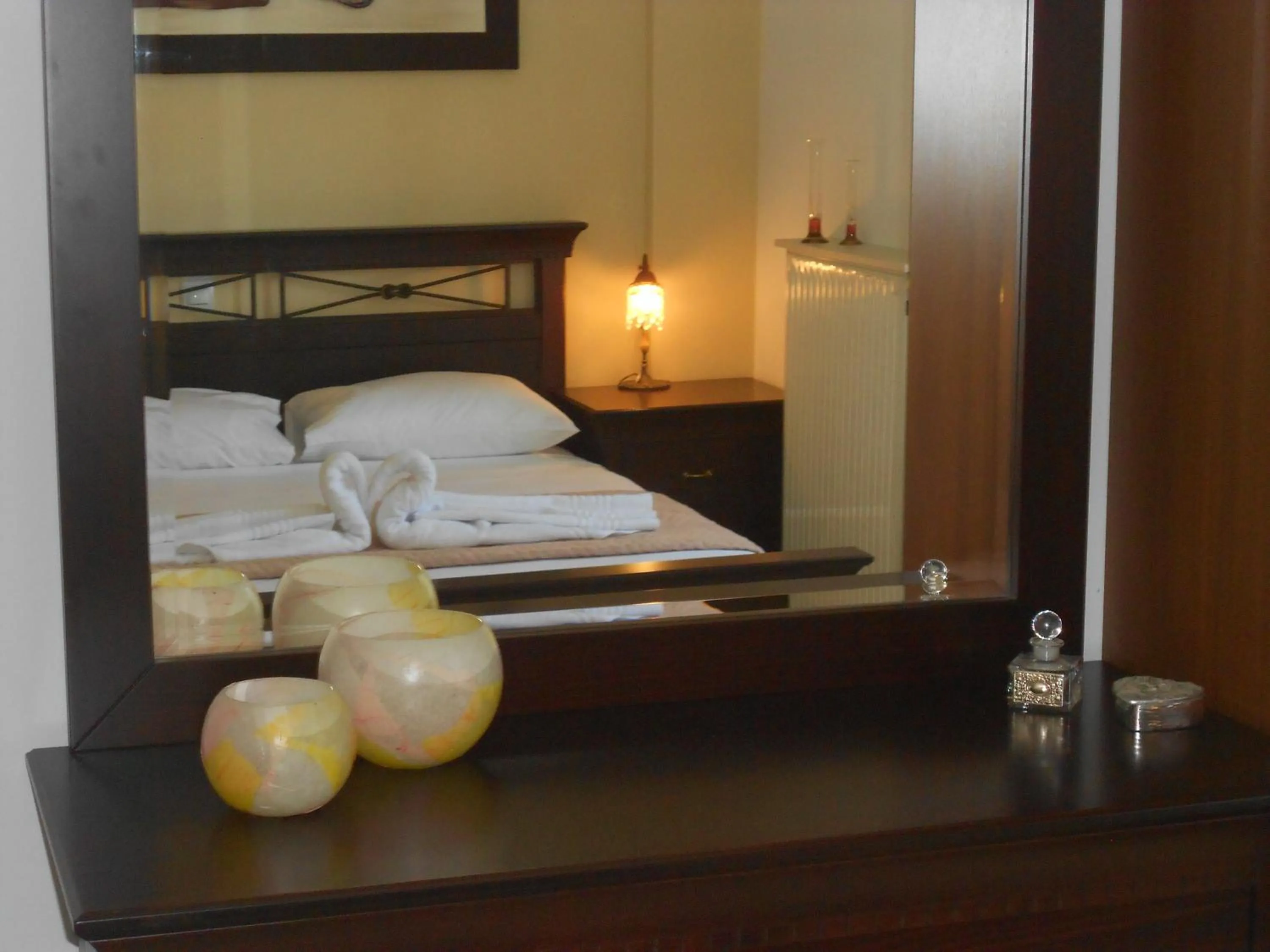 Bedroom, Bed in Paradise City