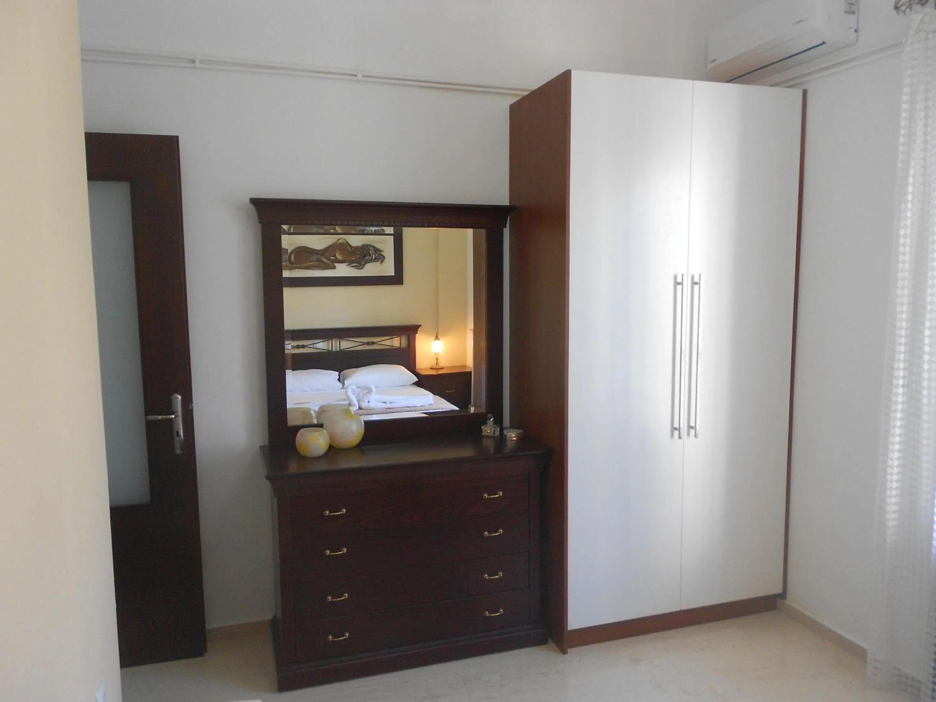 Bedroom, Bed in Paradise City