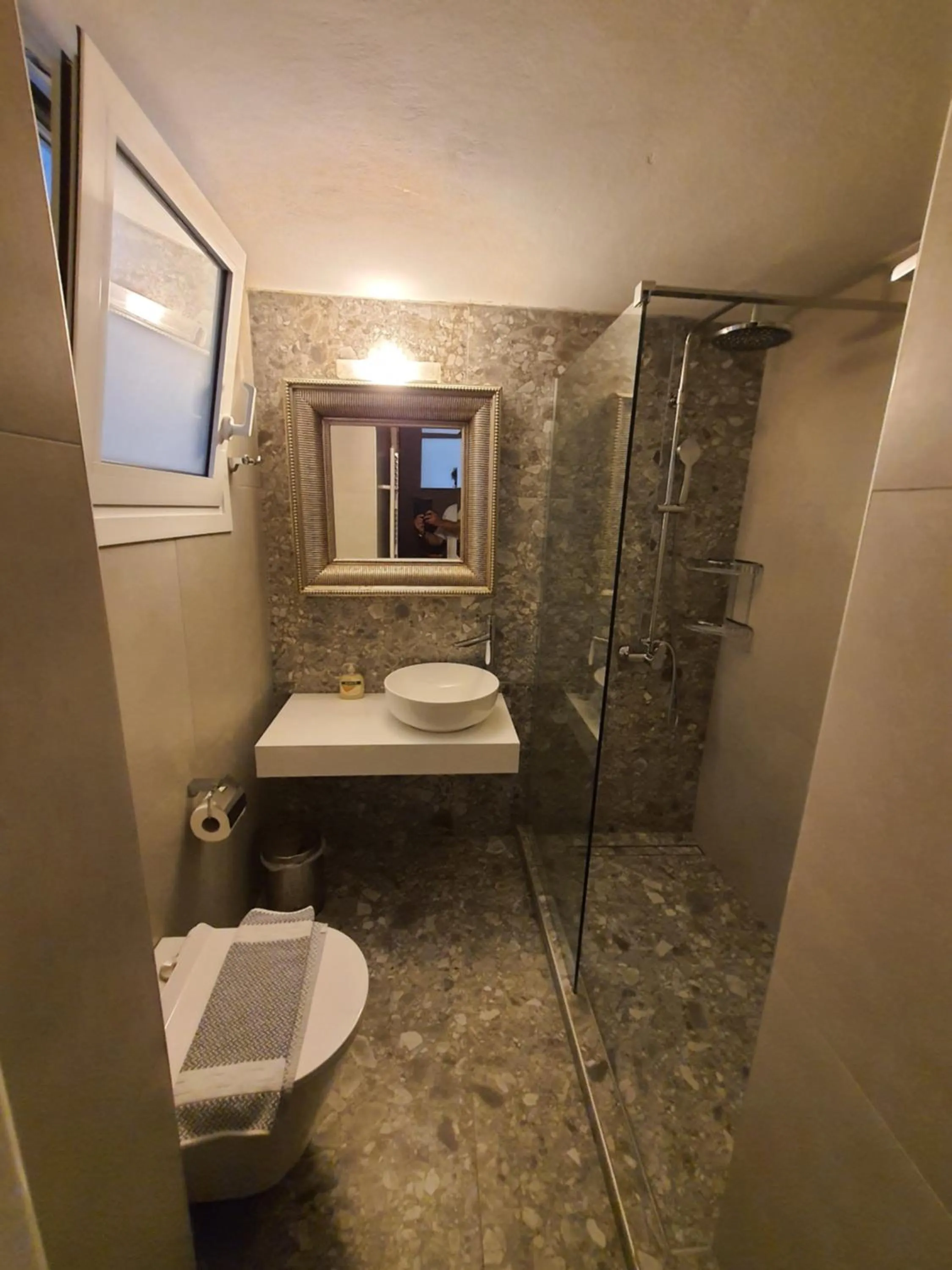 Bathroom in Paradise City