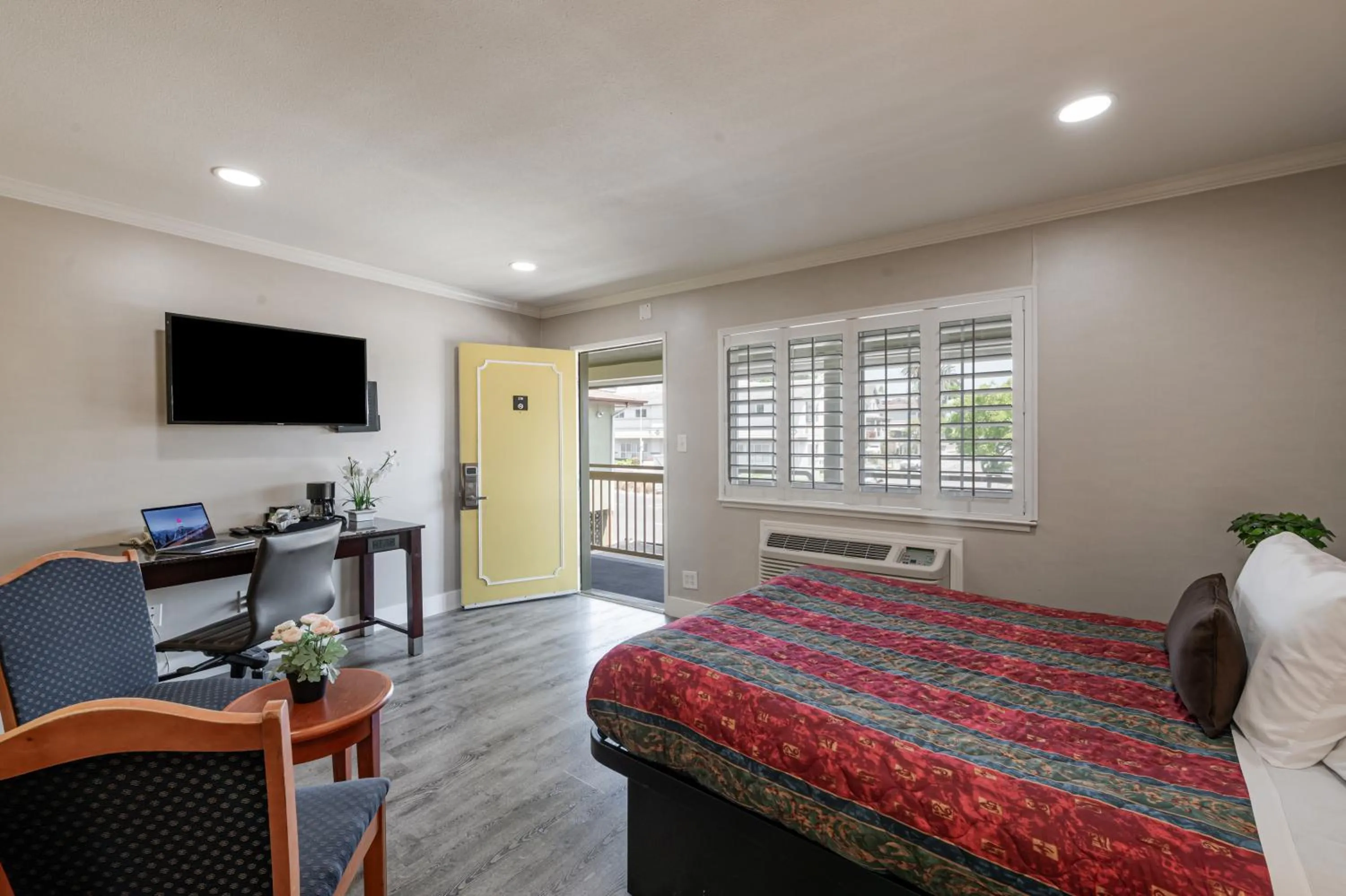 Bed in Ritz Inn-San Francisco Airport SFO