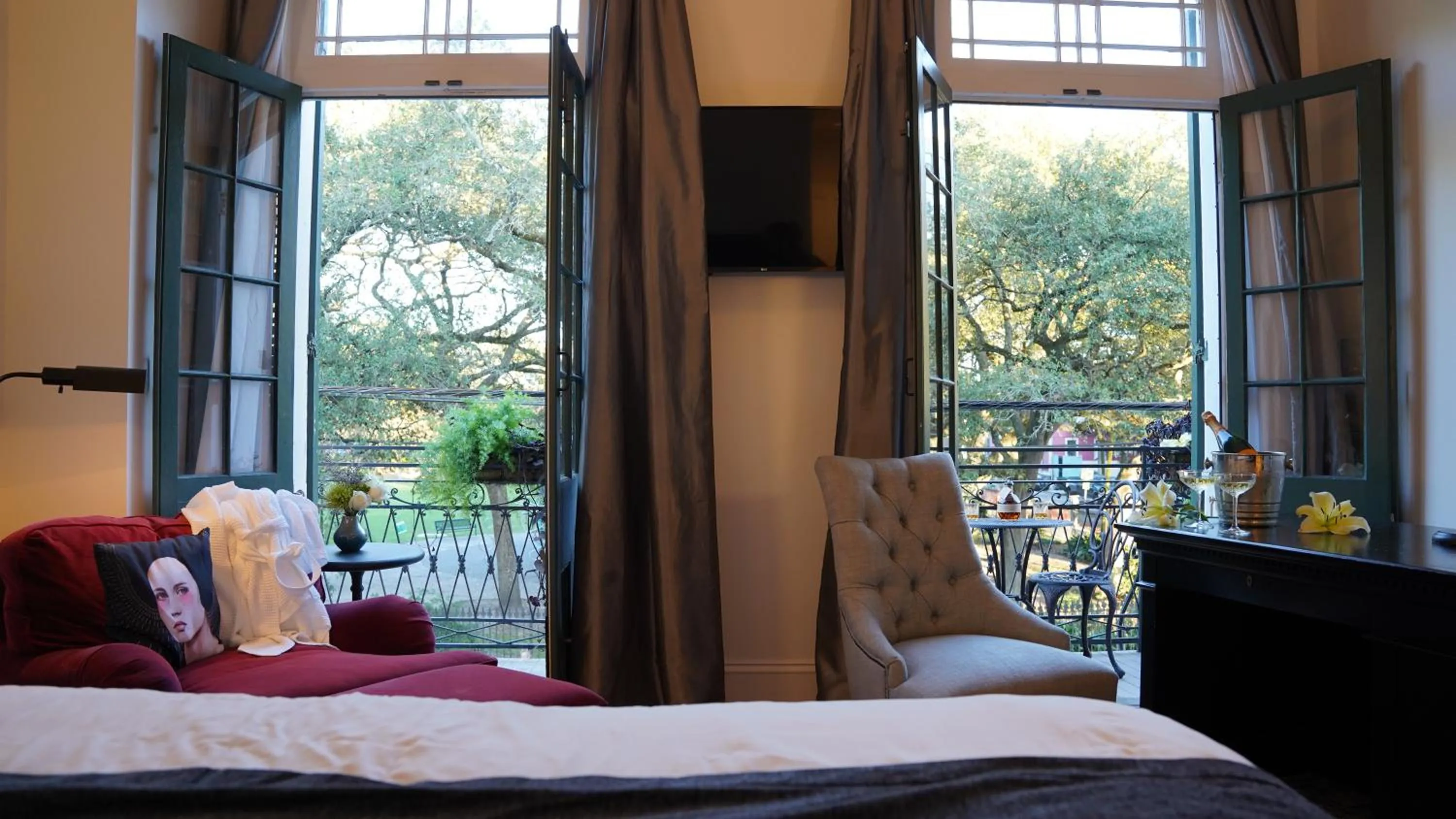 Bed in Royal Frenchmen Hotel and Bar