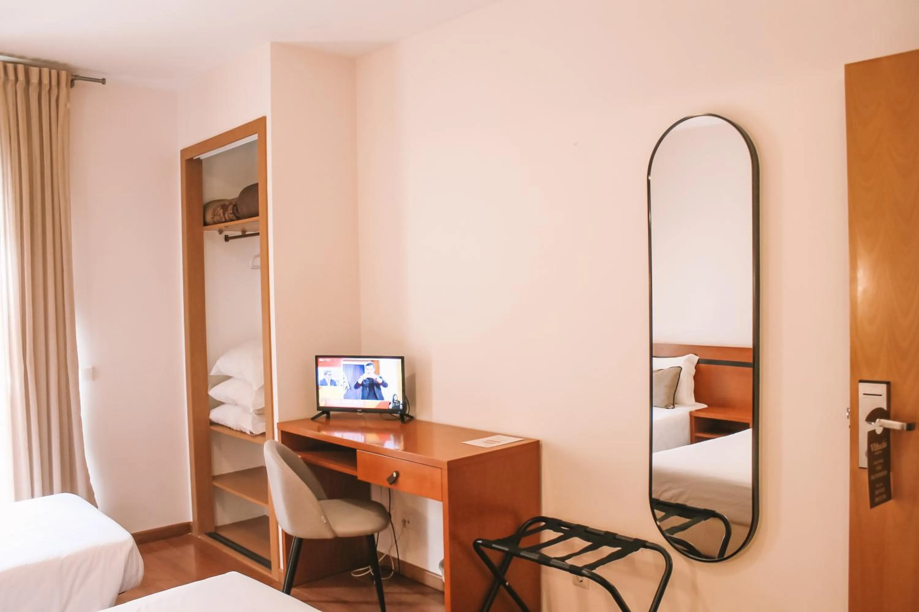 Bedroom, Bed in Vitoria Hotel