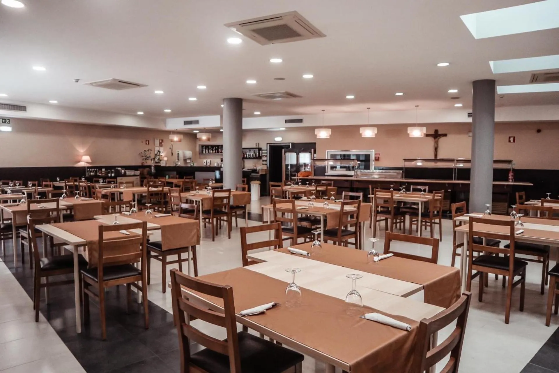 Restaurant/places to eat in Vitoria Hotel