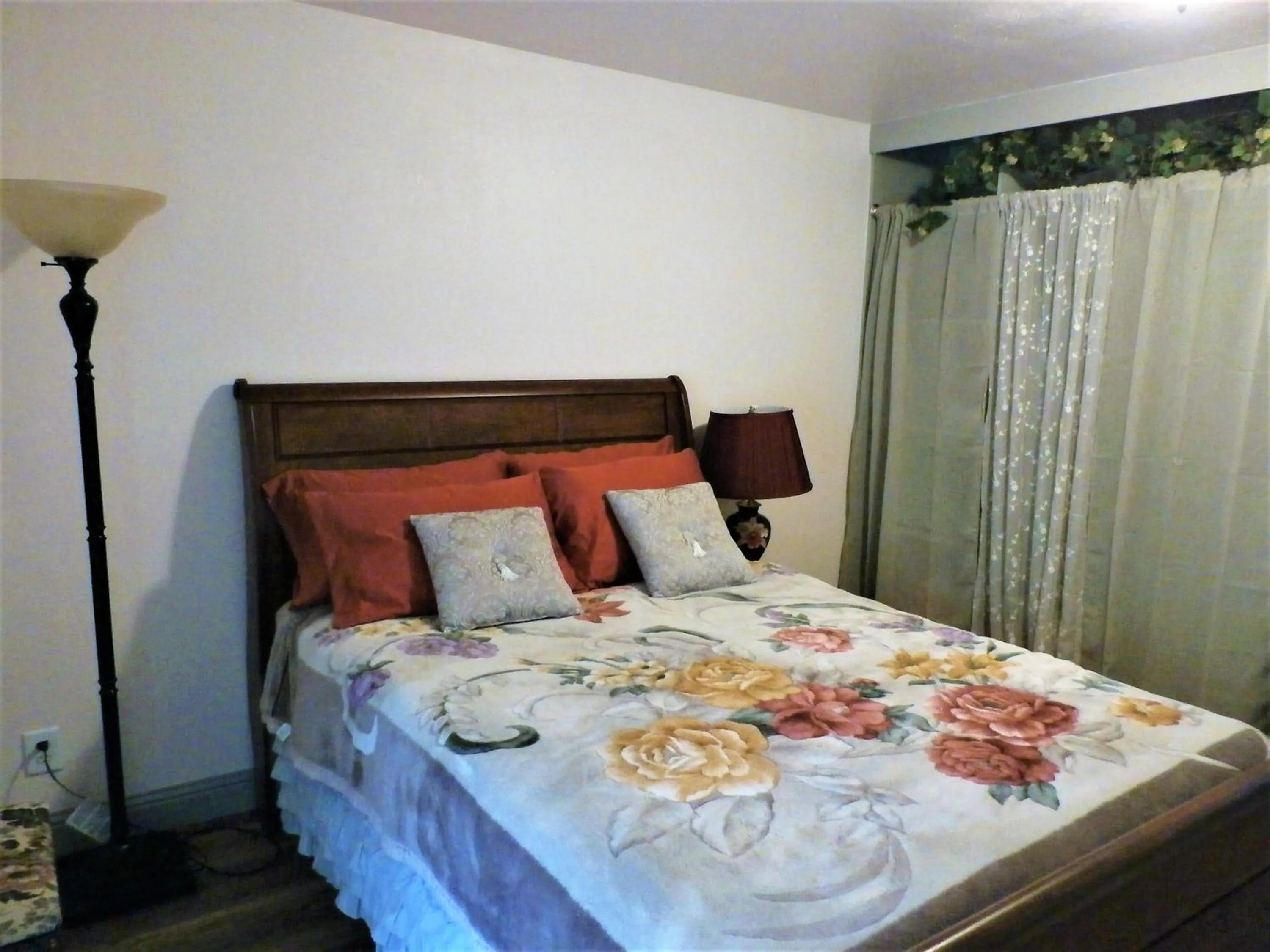 Bed in NEW CHARMING 2 BEDROOMS UNIT CLOSE TO EVERYTHING