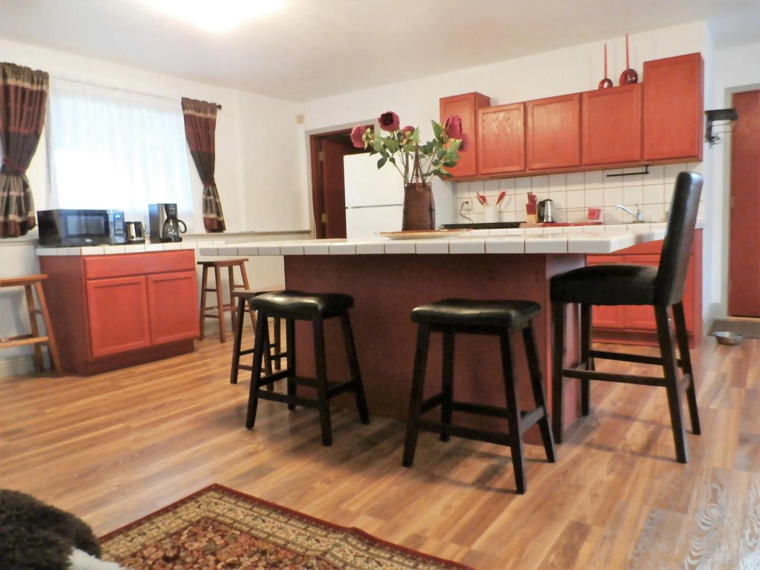 NEW CHARMING 2 BEDROOMS UNIT CLOSE TO EVERYTHING